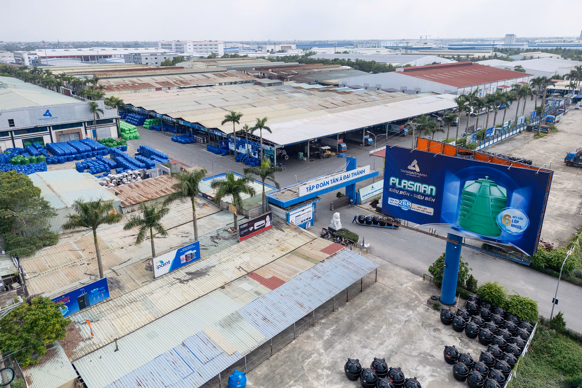 Từ một doanh nghiệp gia đình chuyên kinh doanh các thiết bị ngành nước, sau hơn 30 năm, Tân Á Đại Thành vươn lên mạnh mẽ, khẳng định vị thế của một Tập đoàn kinh tế đa ngành hàng đầu Việt Nam, với chiến lược đặc biệt: “Cộng hưởng giá trị - Lan tỏa phồn vinh”.