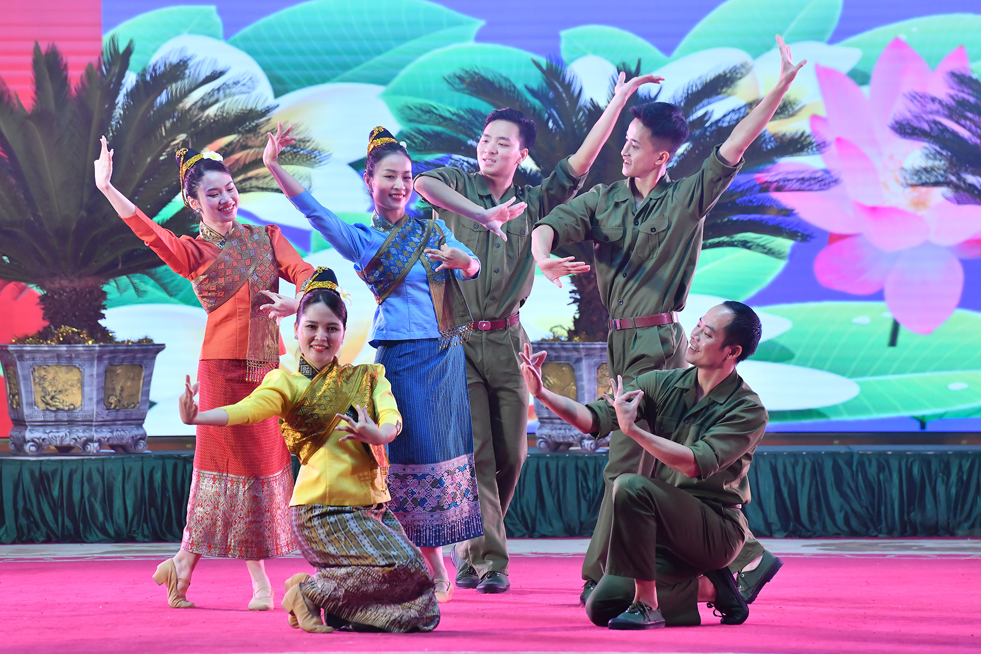 Các tiết mục nghệ thuật thể hiện tình cảm bền chặt, thân thiết giữa hai nước anh em Việt Nam- Lào.