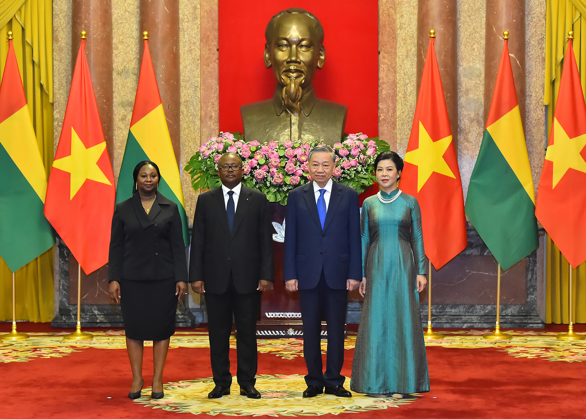 Tổng Bí thư, Chủ tịch nước Tô Lâm cùng Phu nhân và Tổng thống Cộng hòa Guinea-Bissau Umaro Sissoco Embaló cùng Phu nhân chụp ảnh chung sau lễ đón.