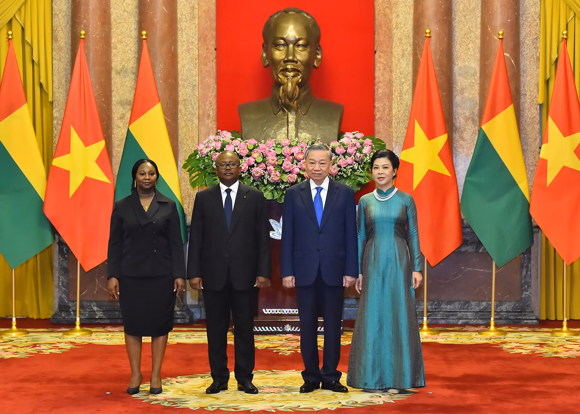 Tổng Bí thư, Chủ tịch nước Tô Lâm cùng Phu nhân và Tổng thống Cộng hòa Guinea-Bissau Umaro Sissoco Embaló cùng Phu nhân chụp ảnh chung sau lễ đón.