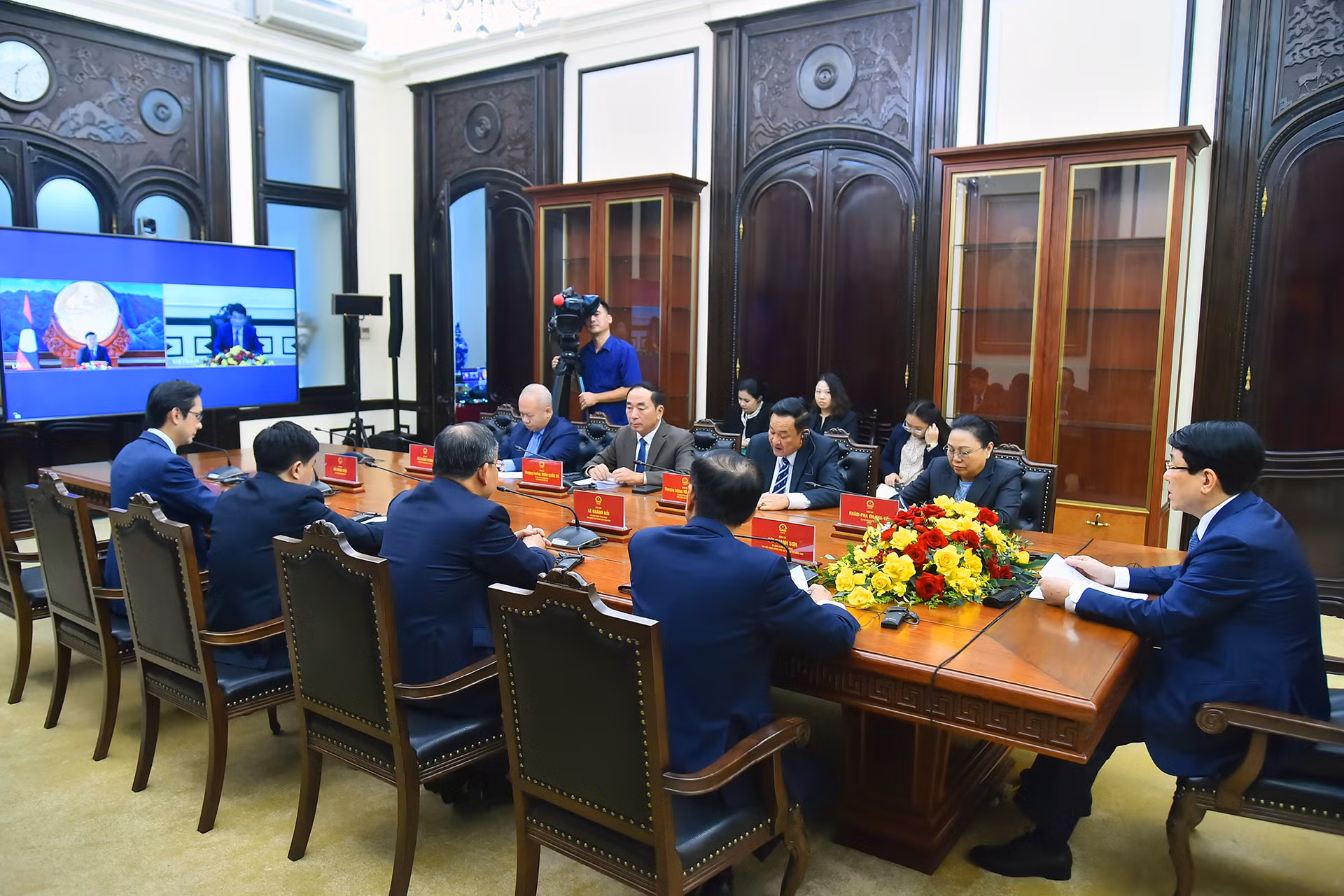 Quang cảnh cuộc hội đàm trực tuyến giữa Chủ tịch nước Lương Cường với Tổng Bí thư, Chủ tịch nước Lào Thongloun Sisoulith.