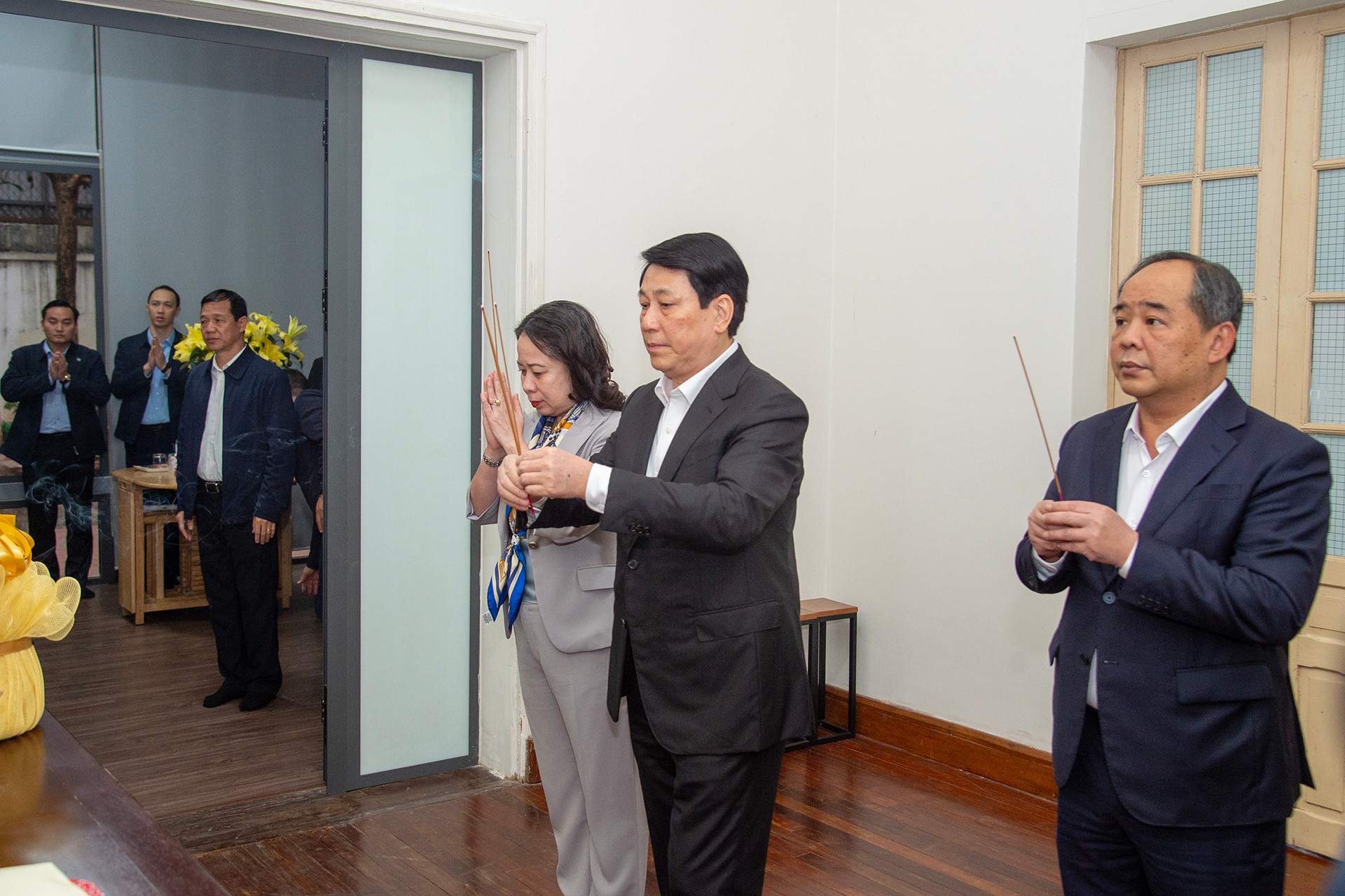 Chủ tịch nước Lương Cường, Phó Chủ tịch nước Võ Thị Ánh Xuân, Chủ nhiệm Văn phòng Chủ tịch nước Lê Khánh Hải dâng hương tưởng nhớ cố Tổng Bí thư Nguyễn Phú Trọng.