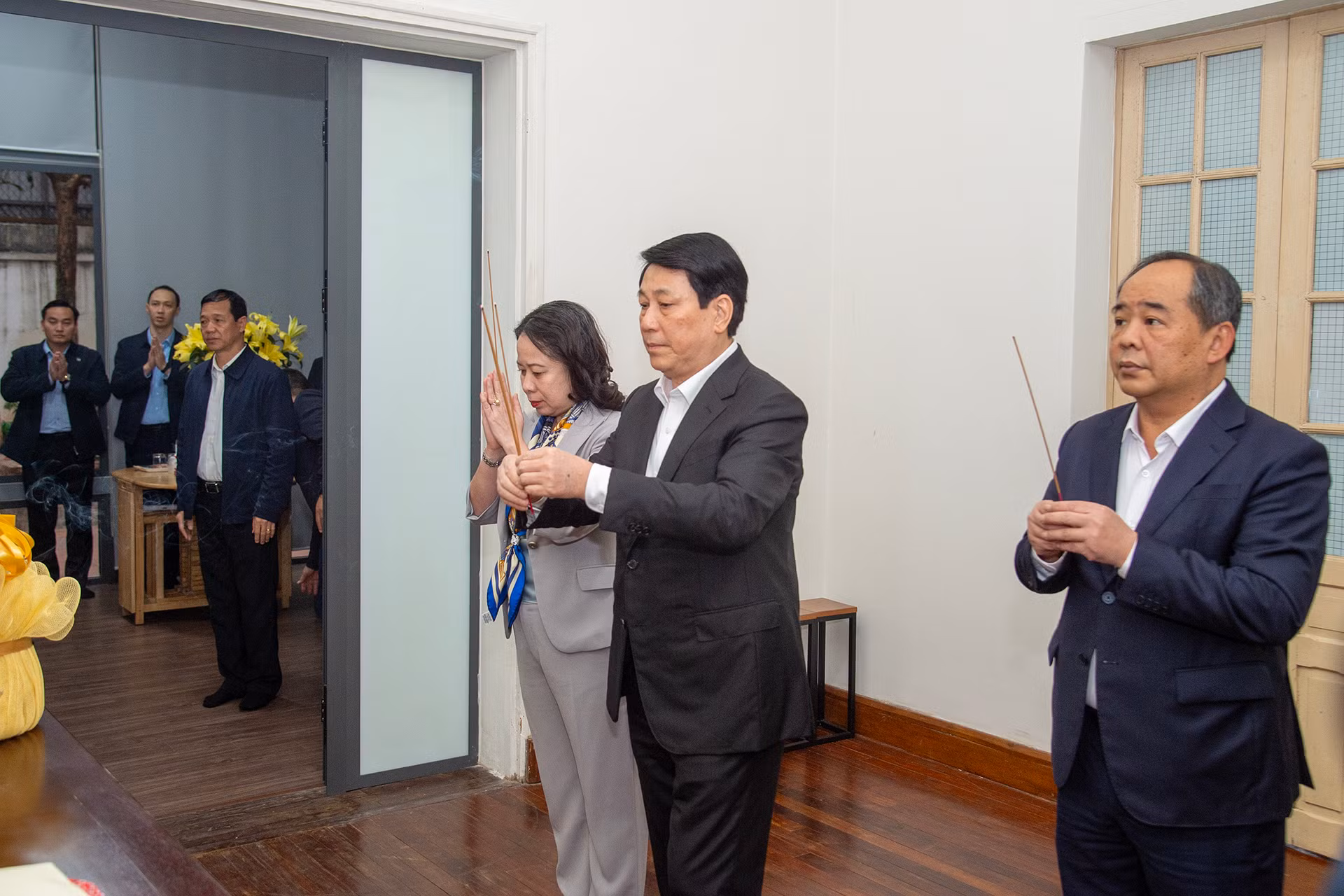 Chủ tịch nước Lương Cường, Phó Chủ tịch nước Võ Thị Ánh Xuân, Chủ nhiệm Văn phòng Chủ tịch nước Lê Khánh Hải dâng hương tưởng nhớ cố Tổng Bí thư Nguyễn Phú Trọng.