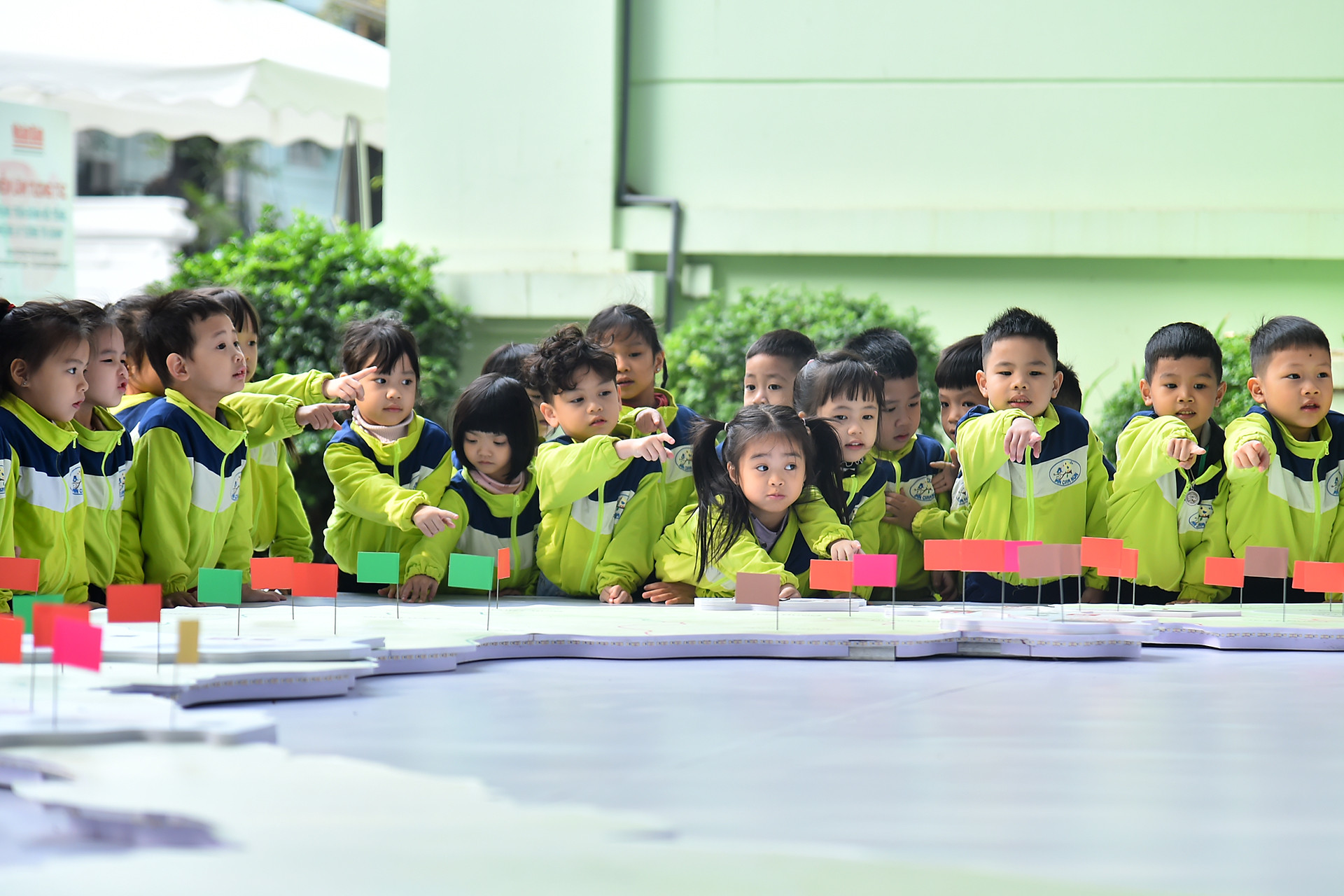 Các em nhỏ thích thú với trưng bày trực quan sơ đồ những trận đánh nổi tiếng của Quân đội Nhân dân Việt Nam.