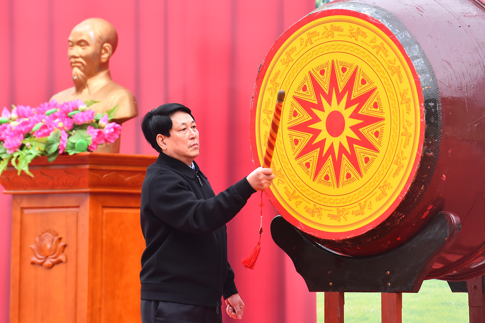 Chủ tịch nước Lương Cường đánh trống phát động “Tết trồng cây Đời đời nhớ ơn Bác Hồ” Xuân Ất Tỵ.