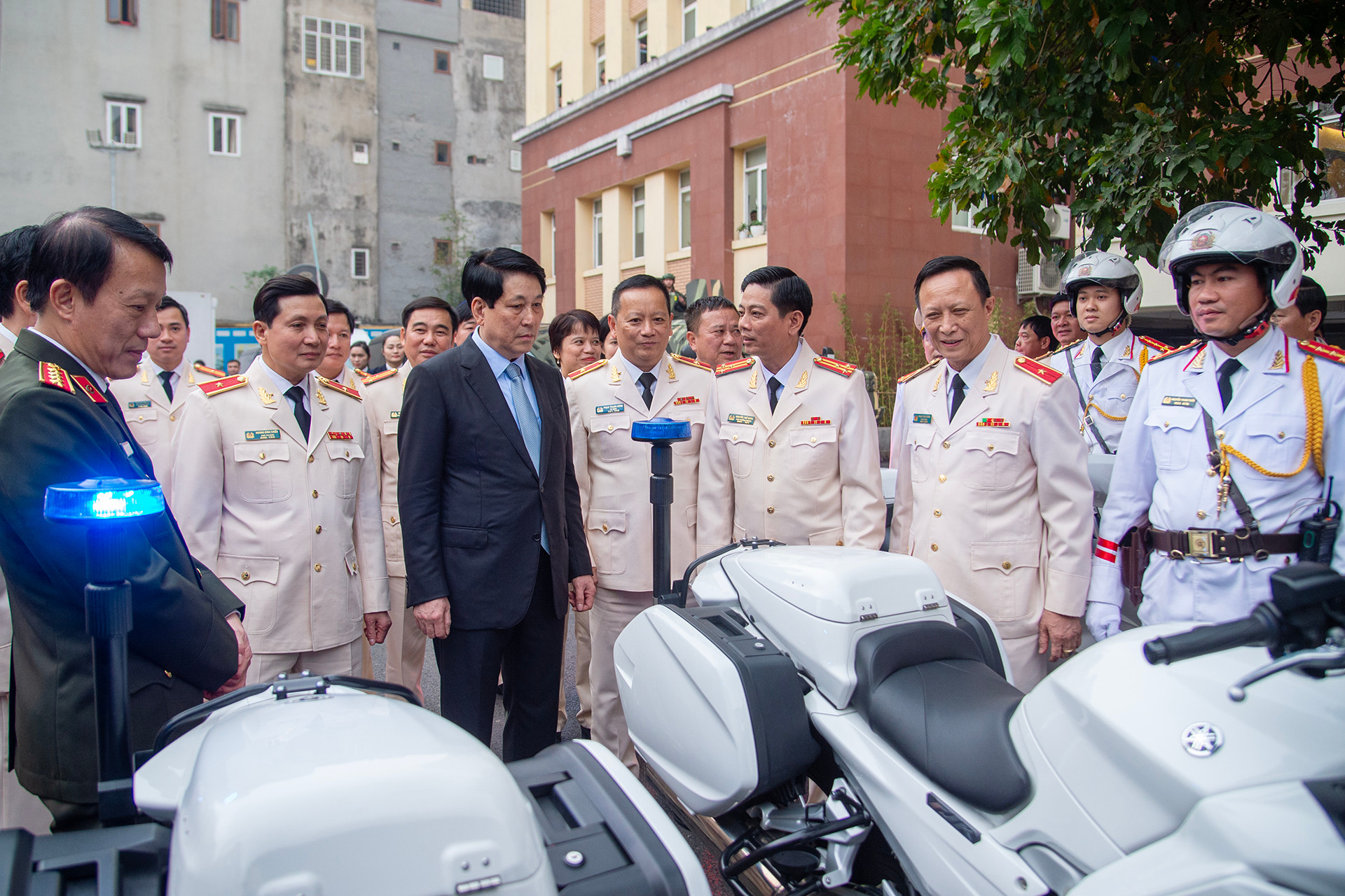 Chủ tịch nước Lương Cường thăm, kiểm tra trang thiết bị của Bộ Tư lệnh Cảnh vệ.