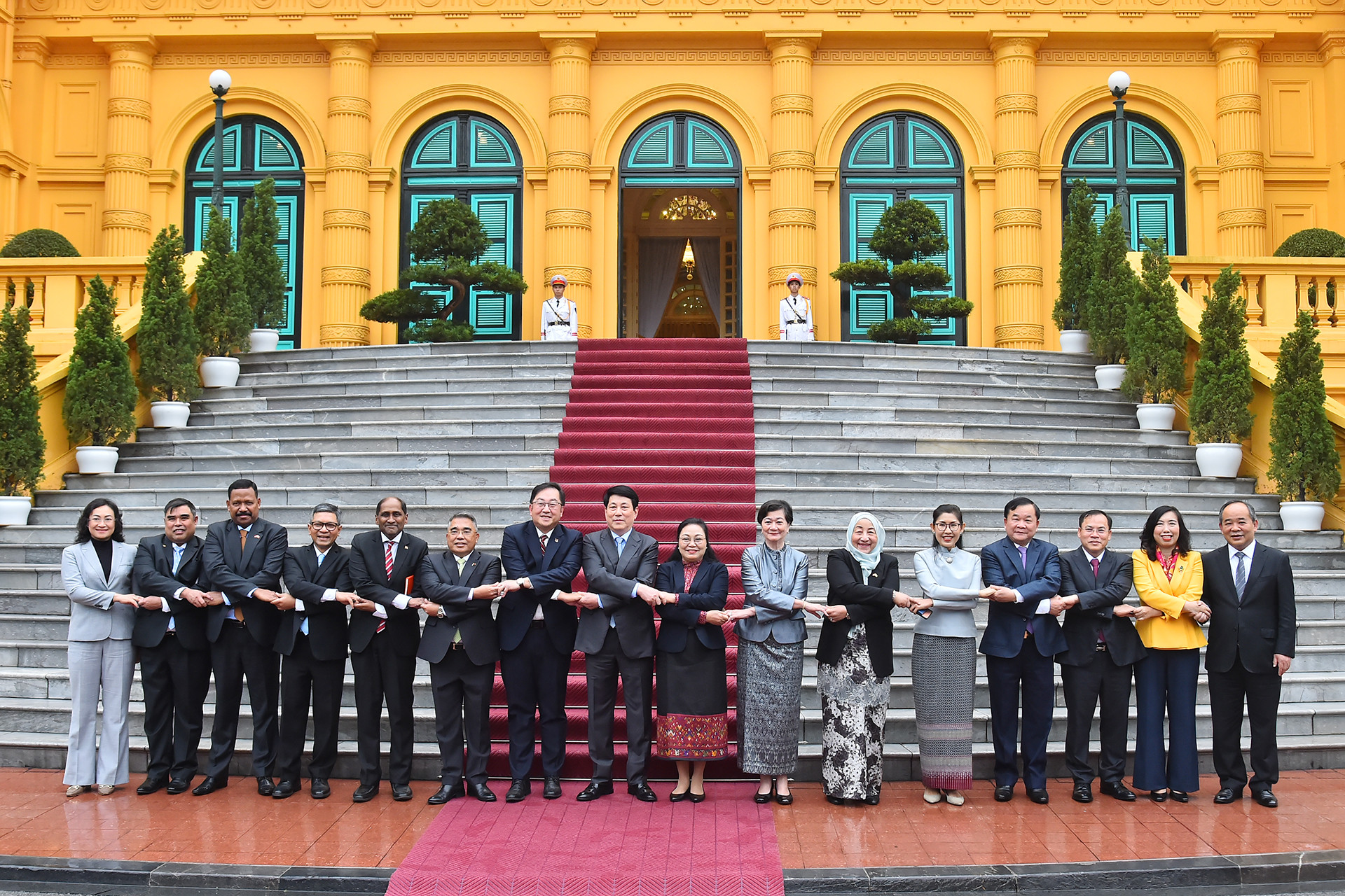 Chủ tịch nước Lương Cường với Đại sứ, Đại biện các nước ASEAN và Timor-Leste cùng các đại biểu tại buổi tiếp.