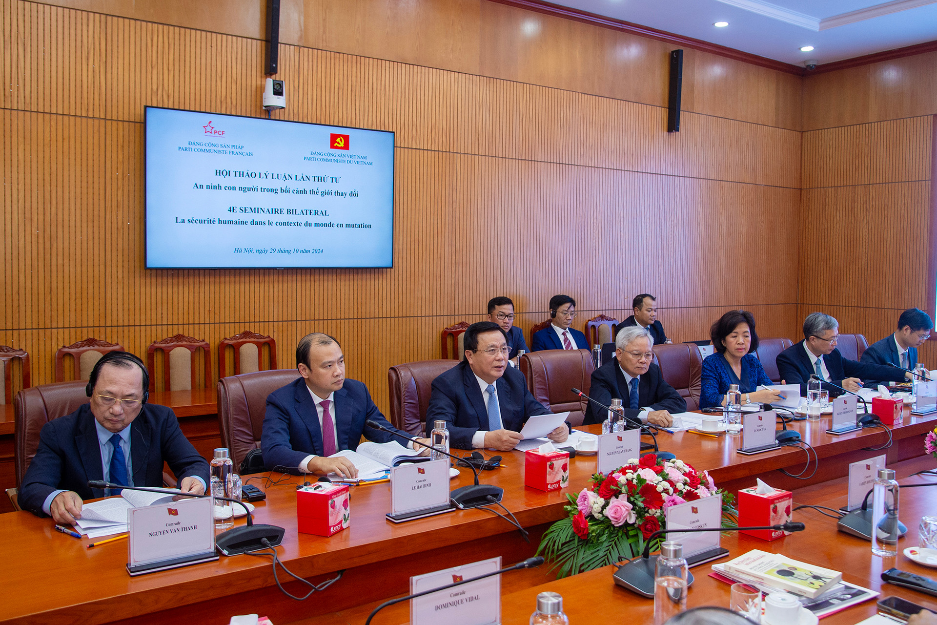 Chủ tịch Hội đồng Lý luận Trung ương Nguyễn Xuân Thắng cùng các thành viên đoàn Việt Nam tham dự hội thảo.