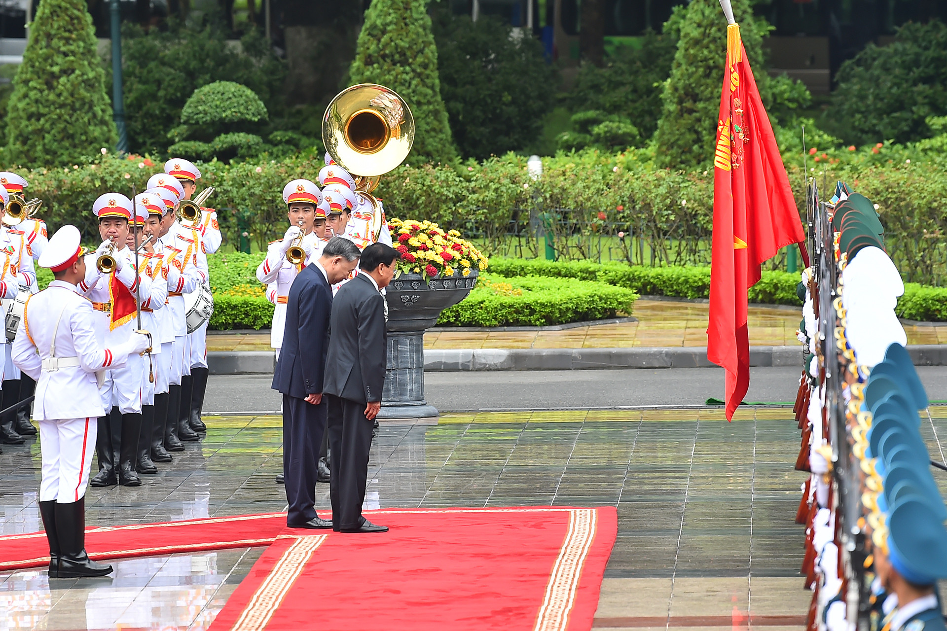 Tổng Bí thư, Chủ tịch nước Tô Lâm và Tổng Bí thư, Chủ tịch nước Lào Thongloun Sisoulith thực hiện nghi thức chào Quân kỳ Quyết thắng của Quân đội nhân dân Việt Nam tại lễ đón.