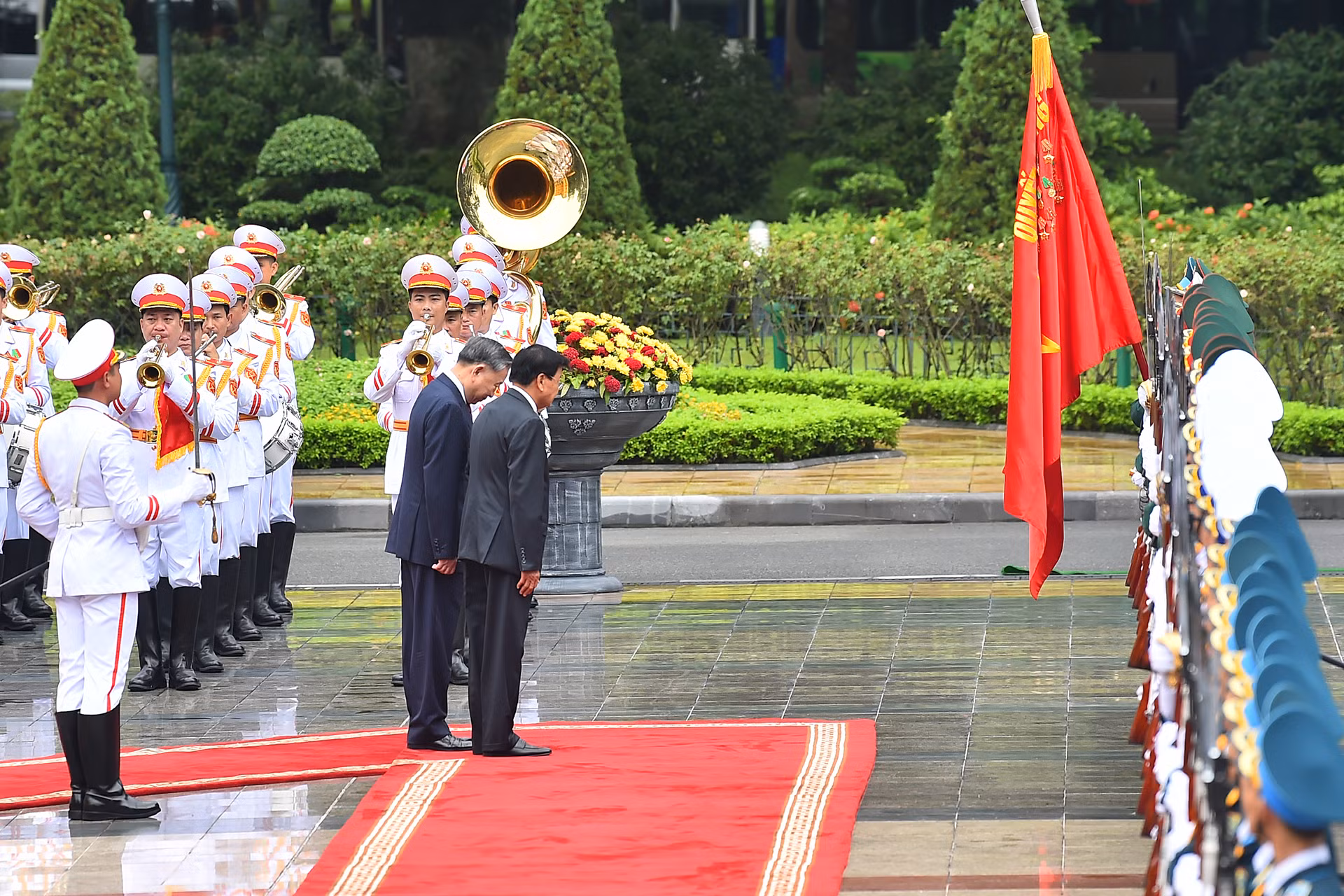 Tổng Bí thư, Chủ tịch nước Tô Lâm và Tổng Bí thư, Chủ tịch nước Lào Thongloun Sisoulith thực hiện nghi thức chào Quân kỳ Quyết thắng của Quân đội nhân dân Việt Nam tại lễ đón.