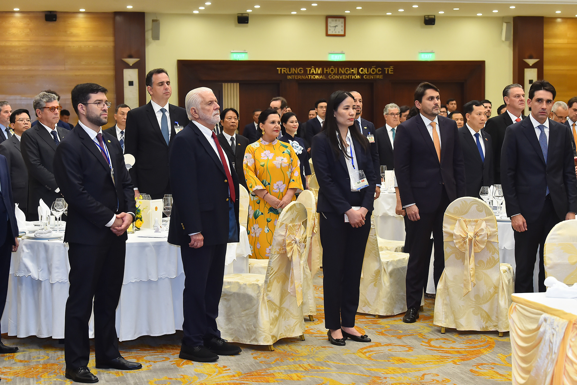 Các đại biểu tham dự buổi chiêu đãi.