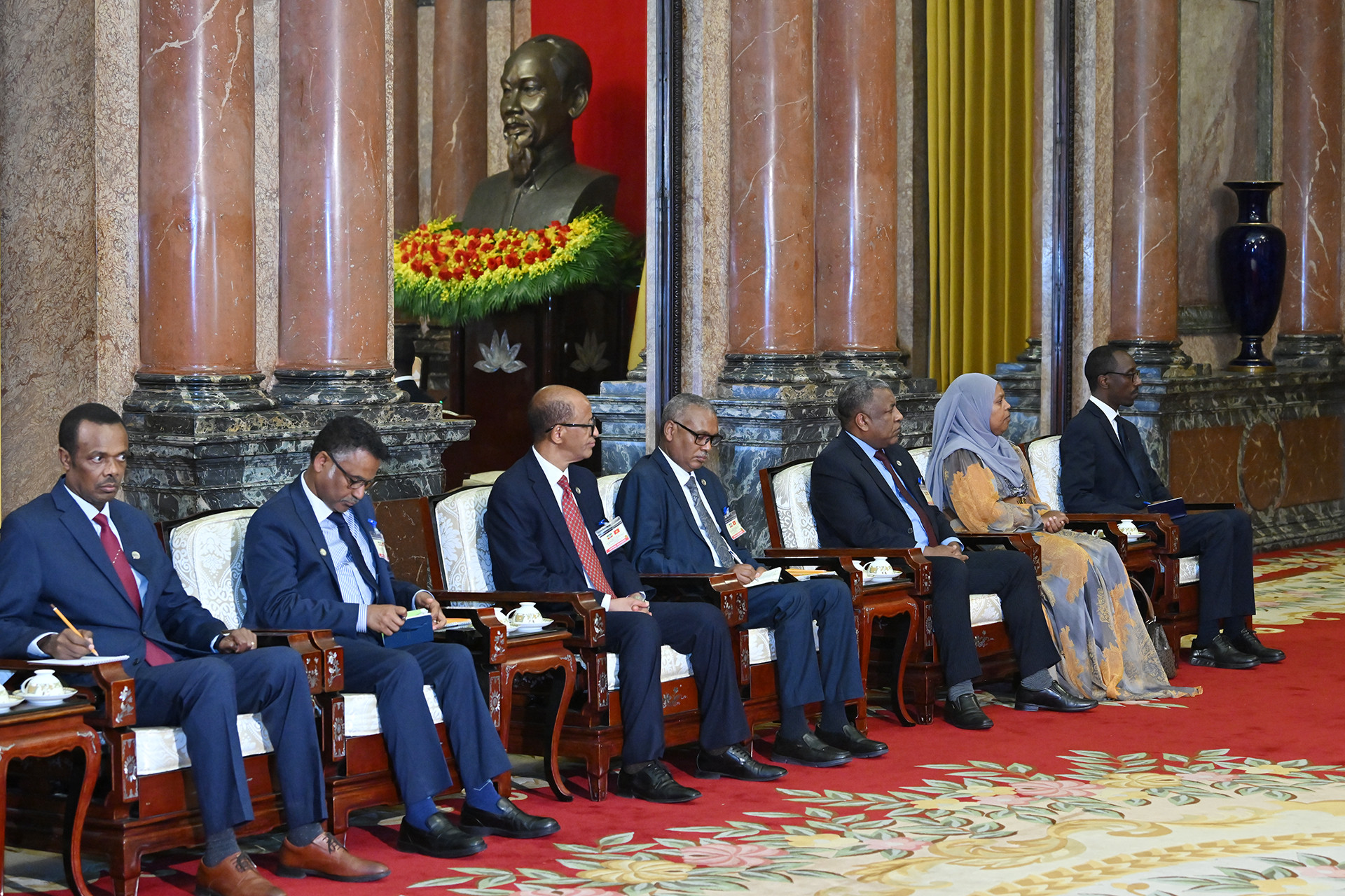 Các đại biểu tháp tùng Thủ tướng Ethiopia Abiy Ahmed Ali tại buổi tiếp.