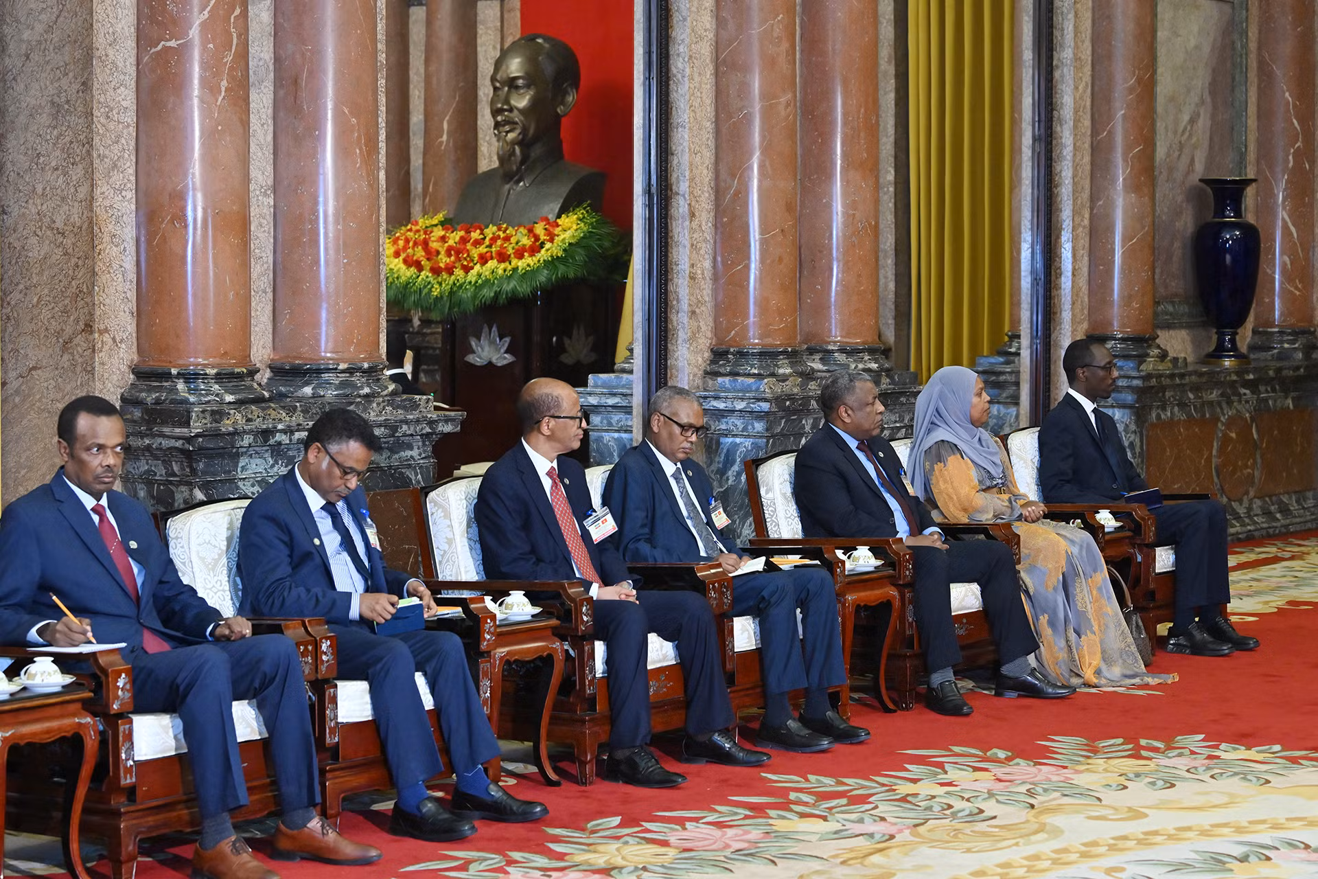 Các đại biểu tháp tùng Thủ tướng Ethiopia Abiy Ahmed Ali tại buổi tiếp.