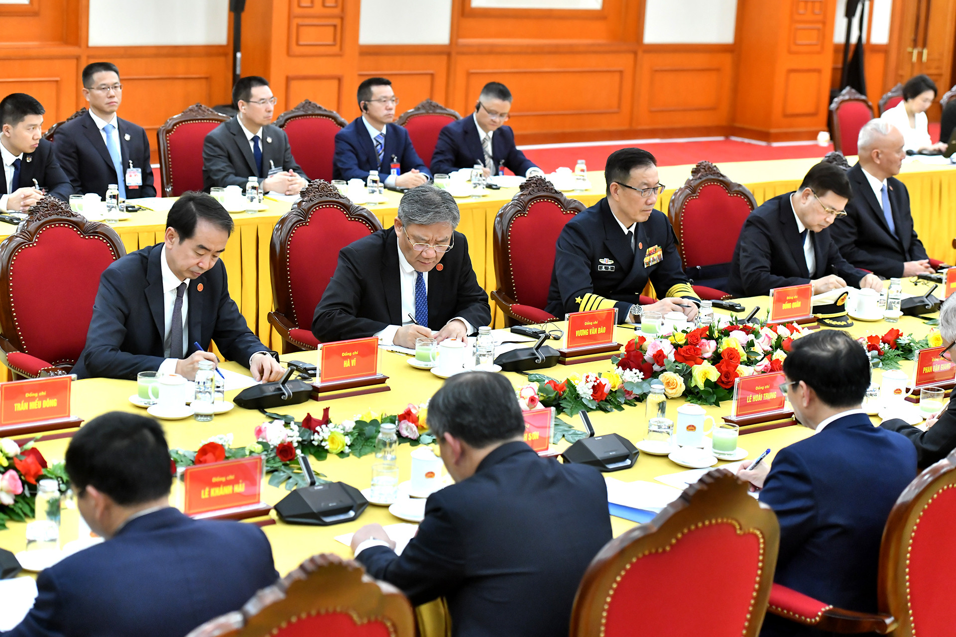 Các đồng chí đại biểu cấp cao tháp tùng Tổng Bí thư, Chủ tịch Trung Quốc Tập Cận Bình tại hội đàm.