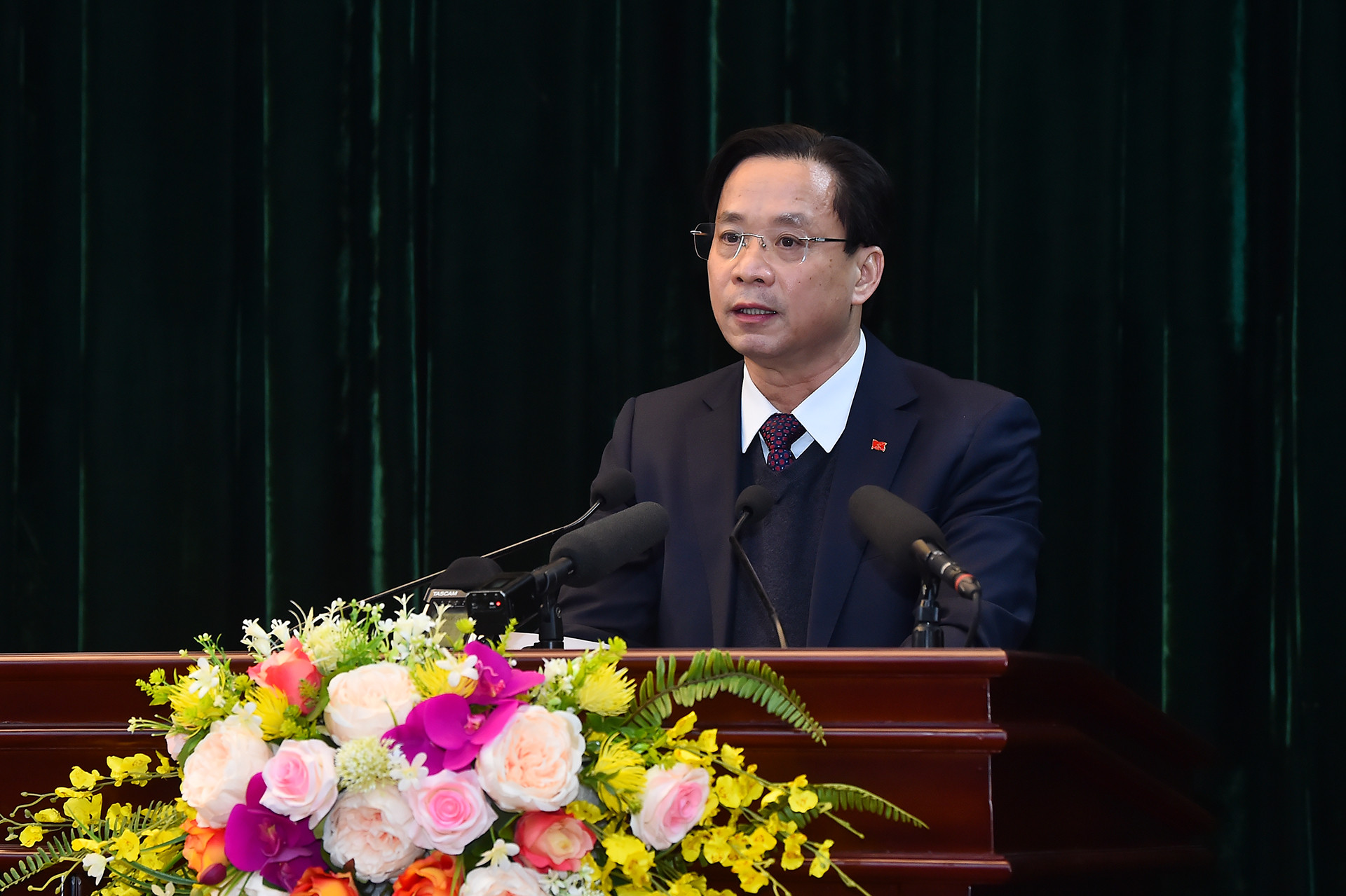 Bí thư Tỉnh ủy Lạng Sơn Hoàng Văn Nghiệm báo cáo tại buổi làm việc. (Ảnh: Thủy Nguyên)