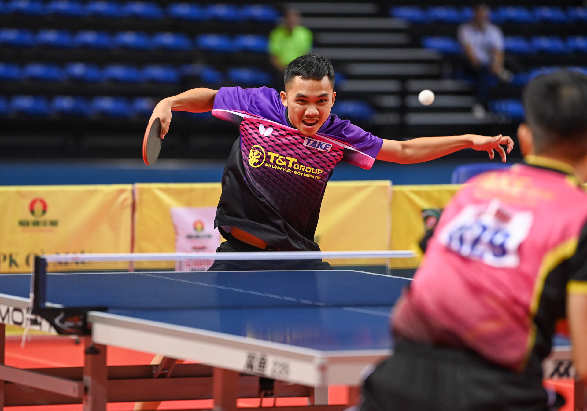 Hai tuyển thủ quốc gia Nguyễn Anh Tú gặp Đinh Anh Hoàng trong trận chung kết đơn nam tại giải.