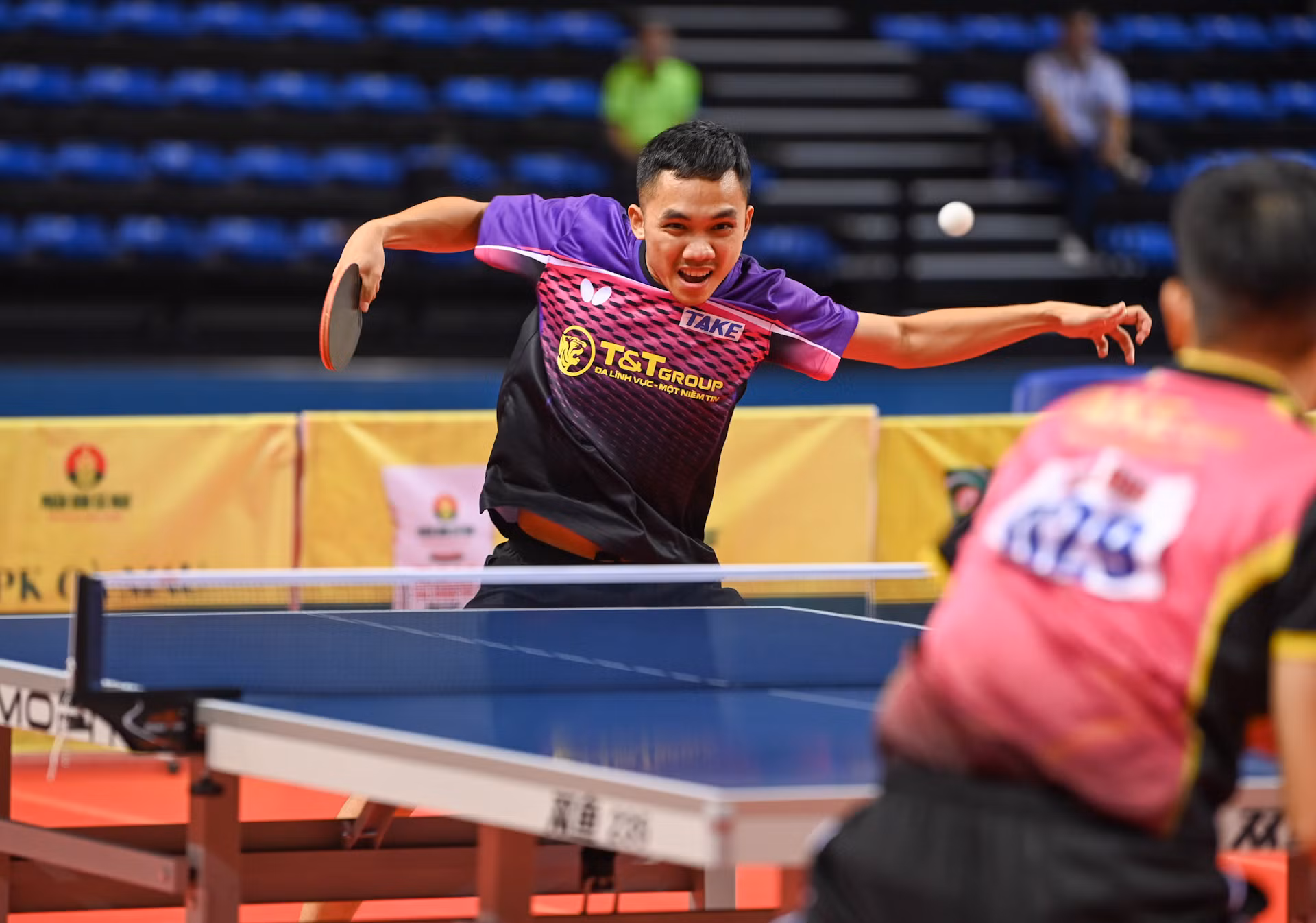 Hai tuyển thủ quốc gia Nguyễn Anh Tú gặp Đinh Anh Hoàng trong trận chung kết đơn nam tại giải.