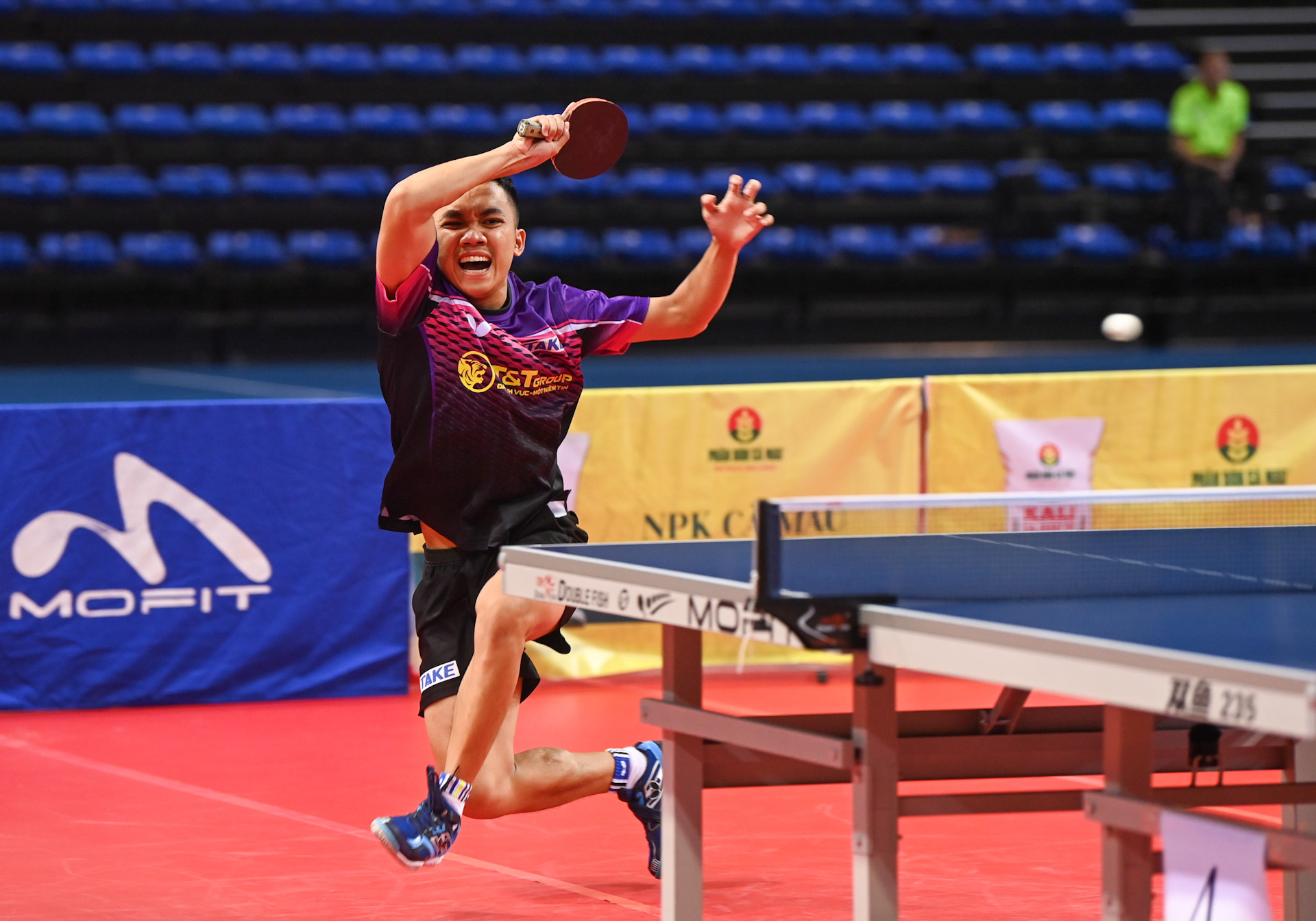 Dù thi đấu rất nỗ lực trong séc thứ tư nhưng Anh Hoàng vẫn gặp rất nhiều khó khăn trước Anh Tú.