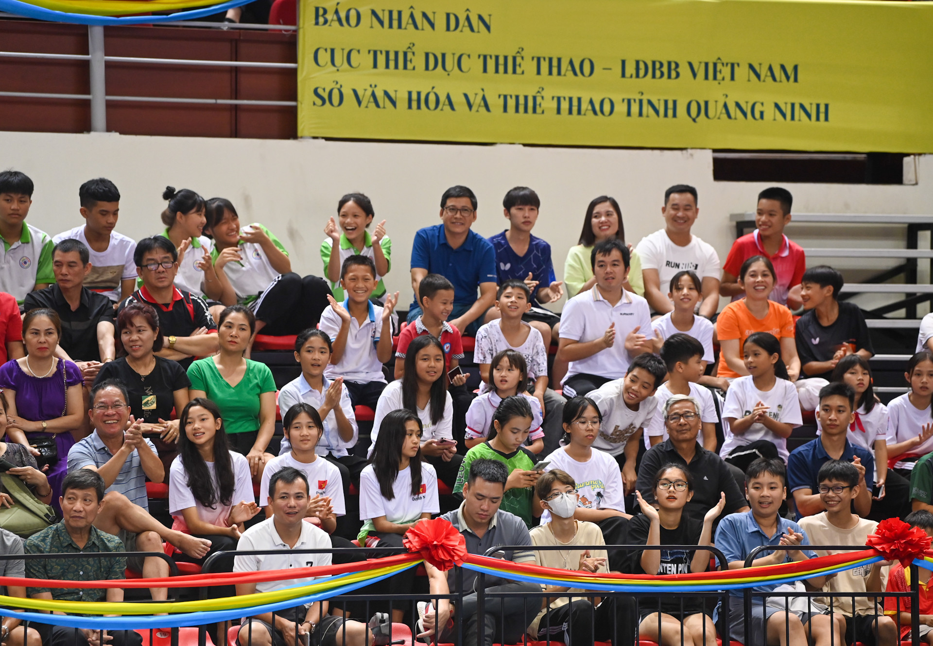 Người hâm mộ tại Nhà thi đấu cổ vũ nhiệt tình cho hai tay vợt.