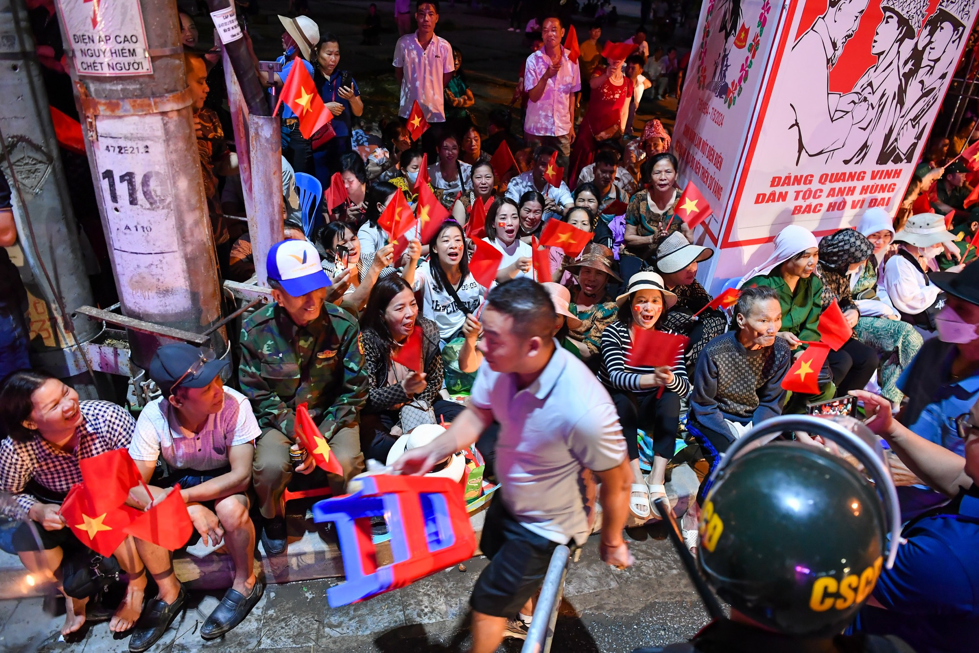 Một biển cờ dần dần được dệt trên phố phường thành phố Điện Biên Phủ.