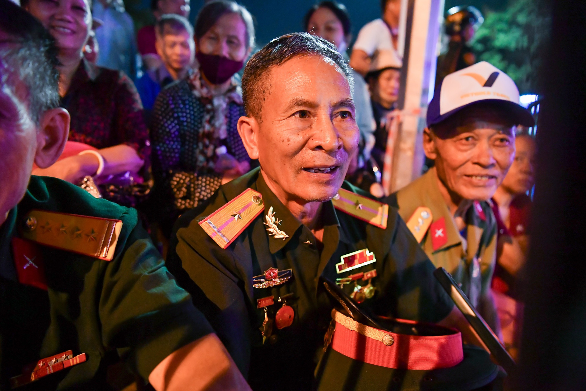 Ông Nguyễn Văn Bình cho biết, đoàn cựu chiến binh từ Quỳnh Phụ, Thái Bình của ông đã di chuyển suốt đêm để kịp giờ đón đoàn Diễu binh đi qua.