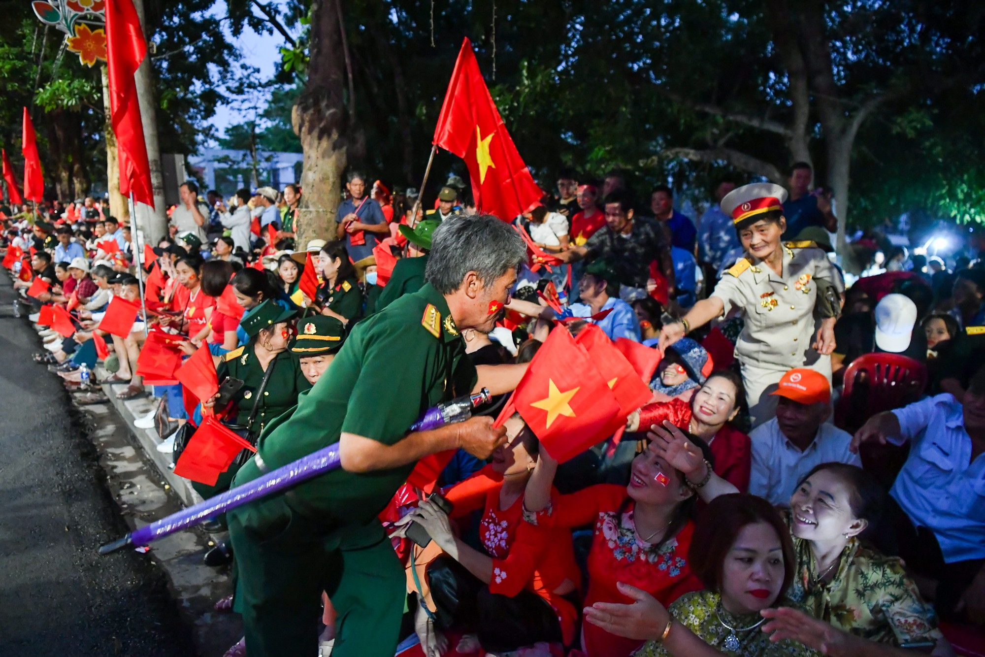 Cựu chiến binh Lê Trung Kiều phát cờ giữa phố đông...