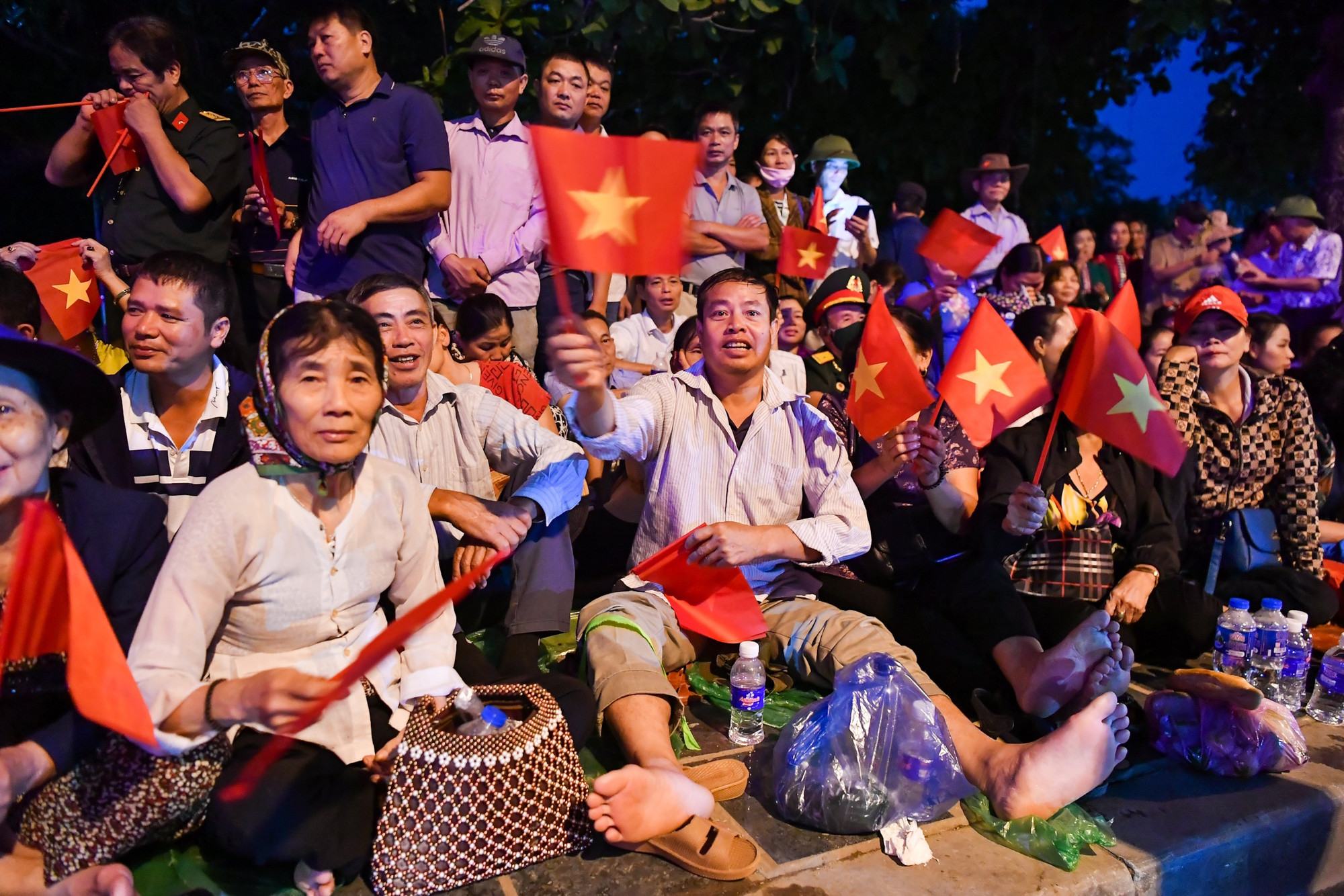 Đoàn người chẳng quản ngại vất vả, đợi nhiều giờ trên các tuyến phố lớn.