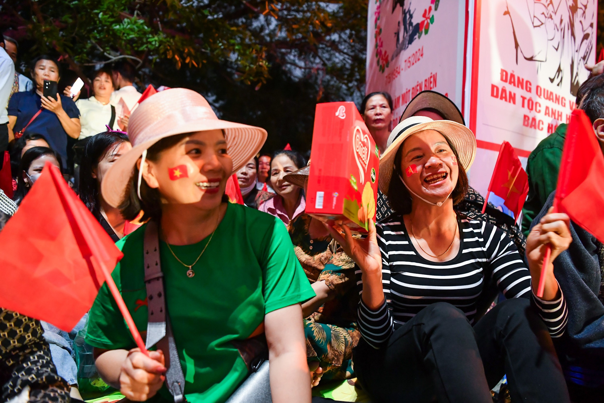 Bà Nguyễn Thị Hoa (bên trái, áo xanh) cho biết đã có mặt tại đây từ 11 giờ đêm ngày 6/5.