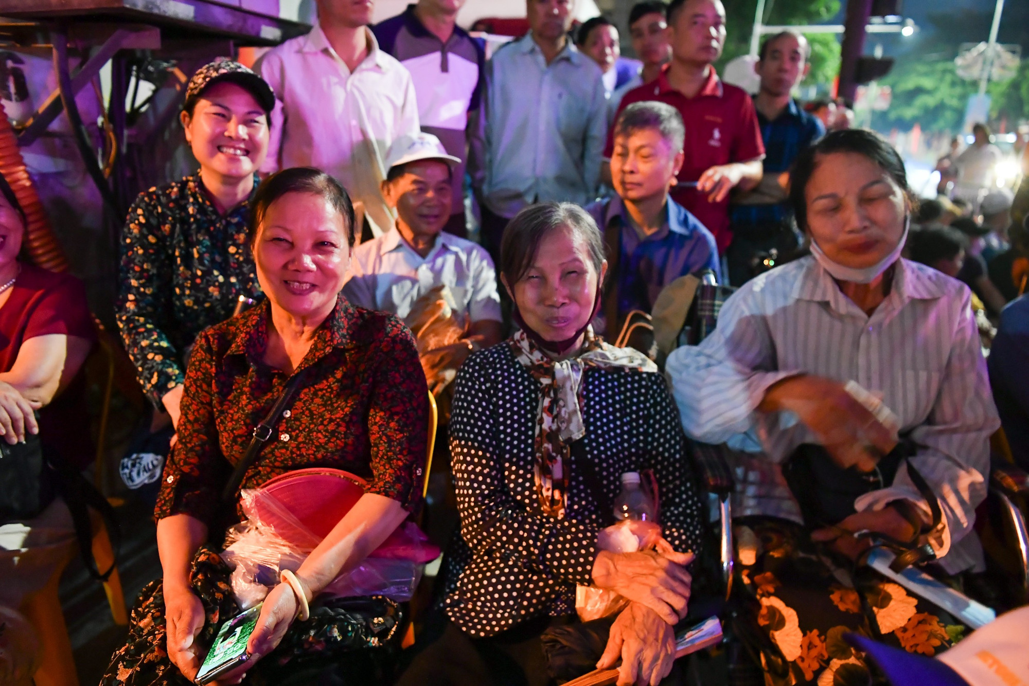 Bà Hội (ngoài cùng bên phải) dù ngồi trên xe lăn vẫn có mặt từ rạng sáng để đón chờ đoàn diễu binh.