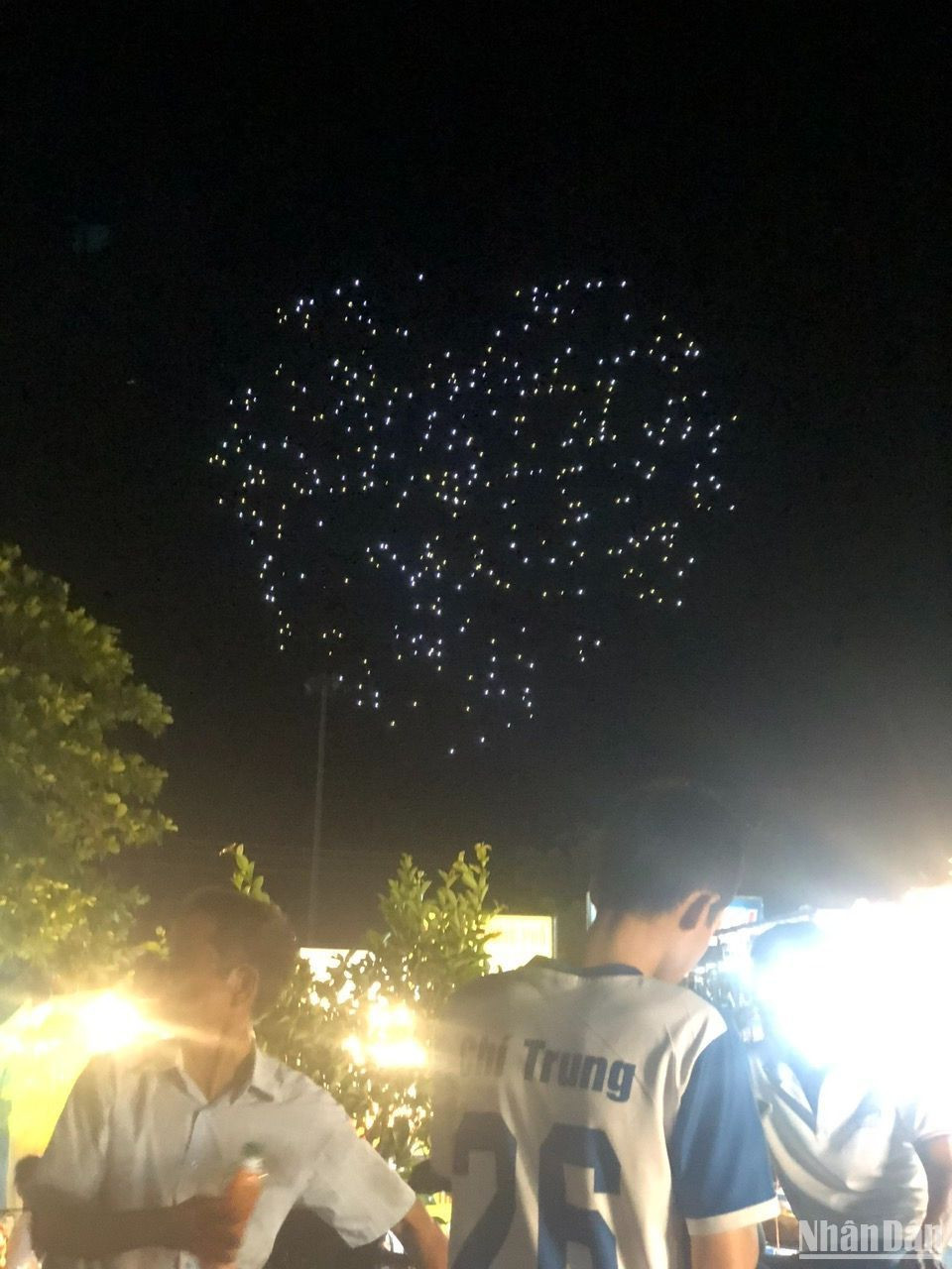 Màn trình diễn drone light bắt đầu bằng hình ảnh trái tim được ghép bằng chữ Peace (hòa bình) và Love (tình yêu) bằng nhiều thứ tiếng.