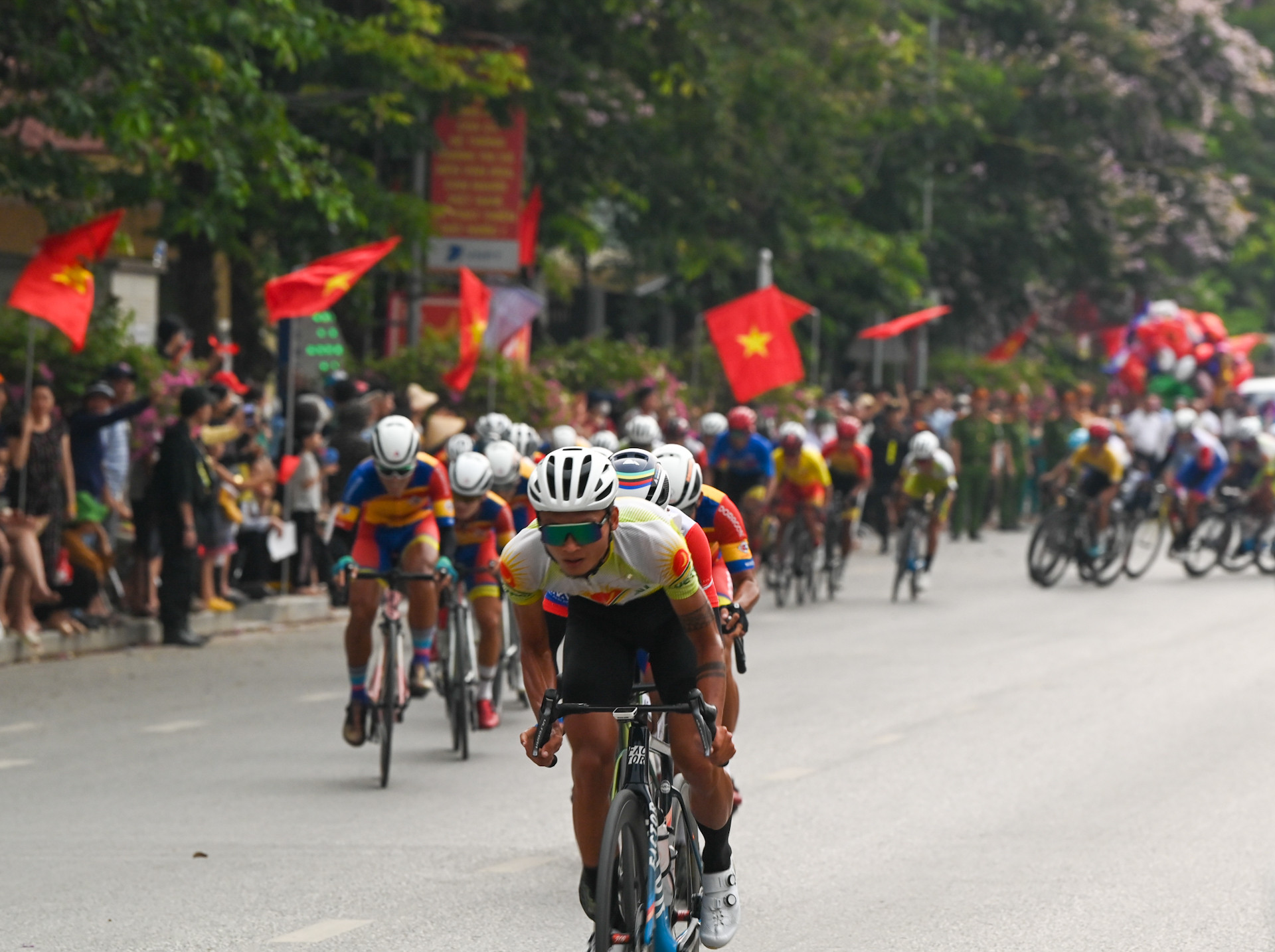 Mặc dù trước đó đã trải qua quãng đường di chuyển dài, nhiều thử thách, nhưng với tinh thần Điện Biên Phủ, các tay đua đều nỗ lực thi đấu hết mình, bứt tốc hoàn thành chặng đua.