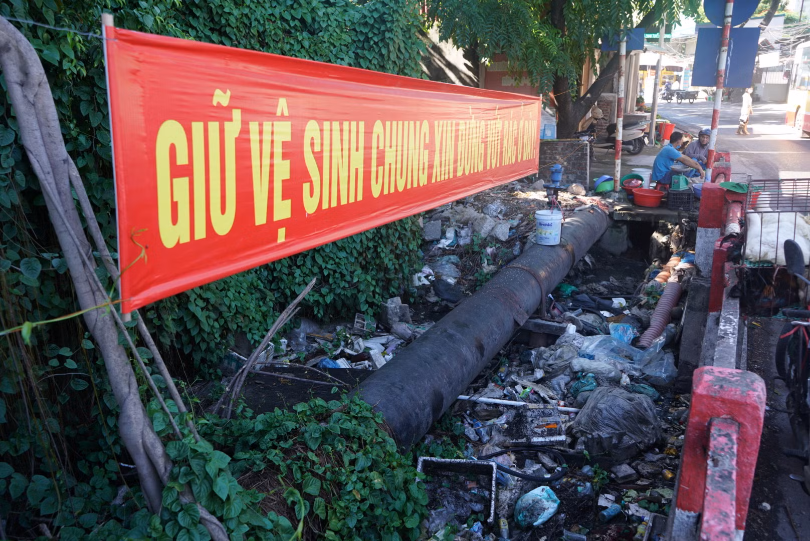 Cầu Triền bắc qua ngòi Tùng Khê, đây là nơi giáp ranh giữa phường Tây Mỗ và phường Đại Mỗ (quận Nam Từ Liêm), một trong những điểm đen nhức nhối về ô nhiễm môi trường của Hà Nội.