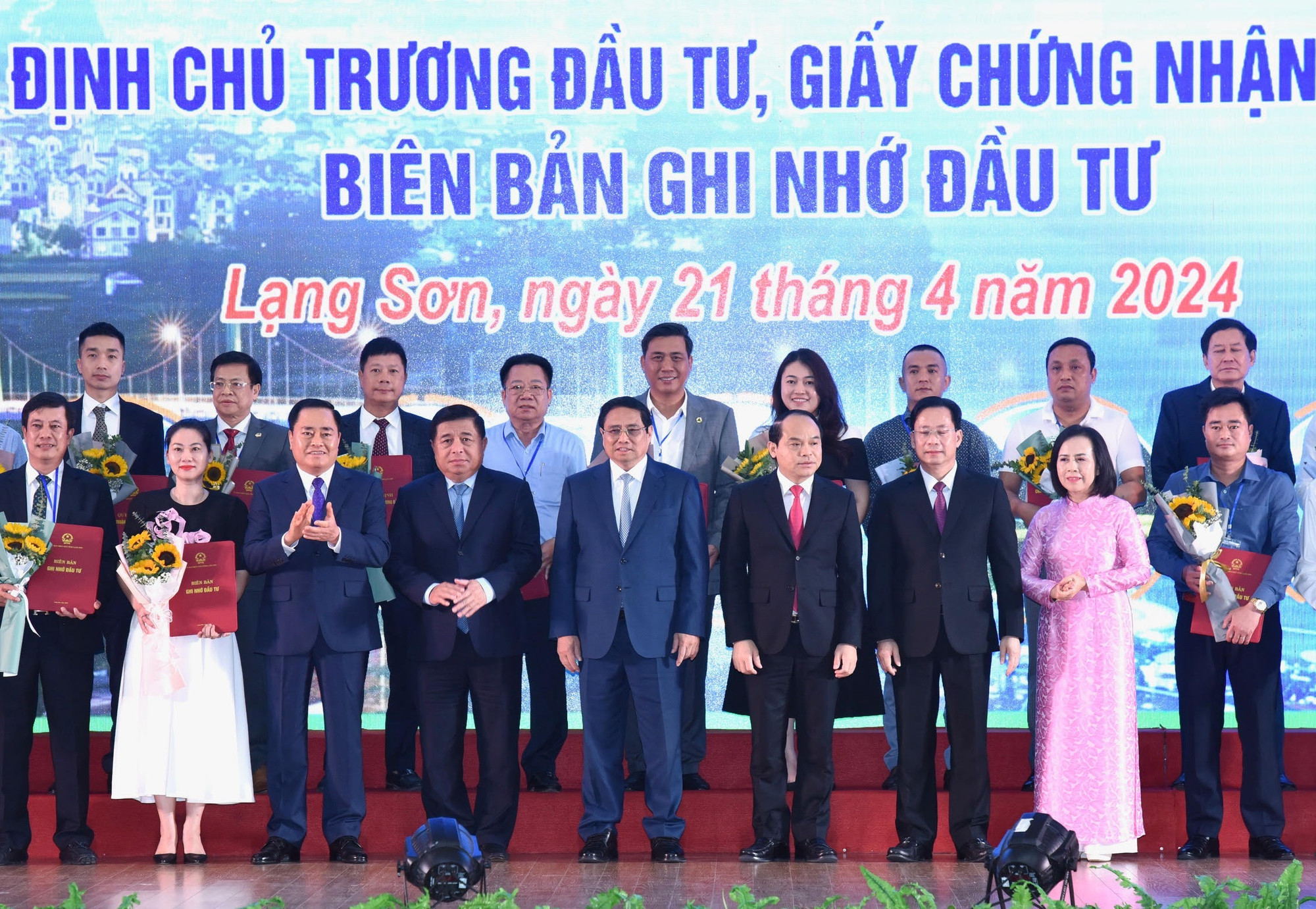 Thủ tướng Phạm Minh Chính và lãnh đạo các bộ, ngành, địa phương cùng các nhà đầu tư được trao Quyết định chủ trương đầu tư, Giấy chứng nhận đăng ký đầu tư. Thủ tướng Phạm Minh Chính và lãnh đạo các bộ, ngành, địa phương cùng các nhà đầu tư được trao Quyết định chủ trương đầu tư, Giấy chứng nhận đăng ký đầu tư.