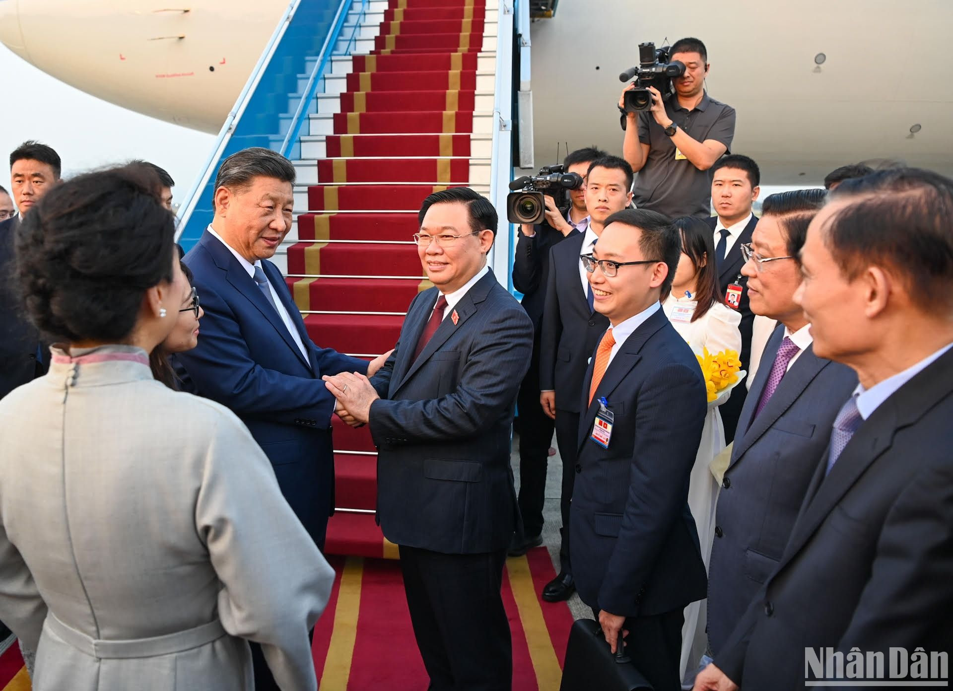 Chủ tịch Quốc hội Vương Đình Huệ trao đổi với Tổng Bí thư, Chủ tịch Trung Quốc Tập Cận Bình và Phu nhân.