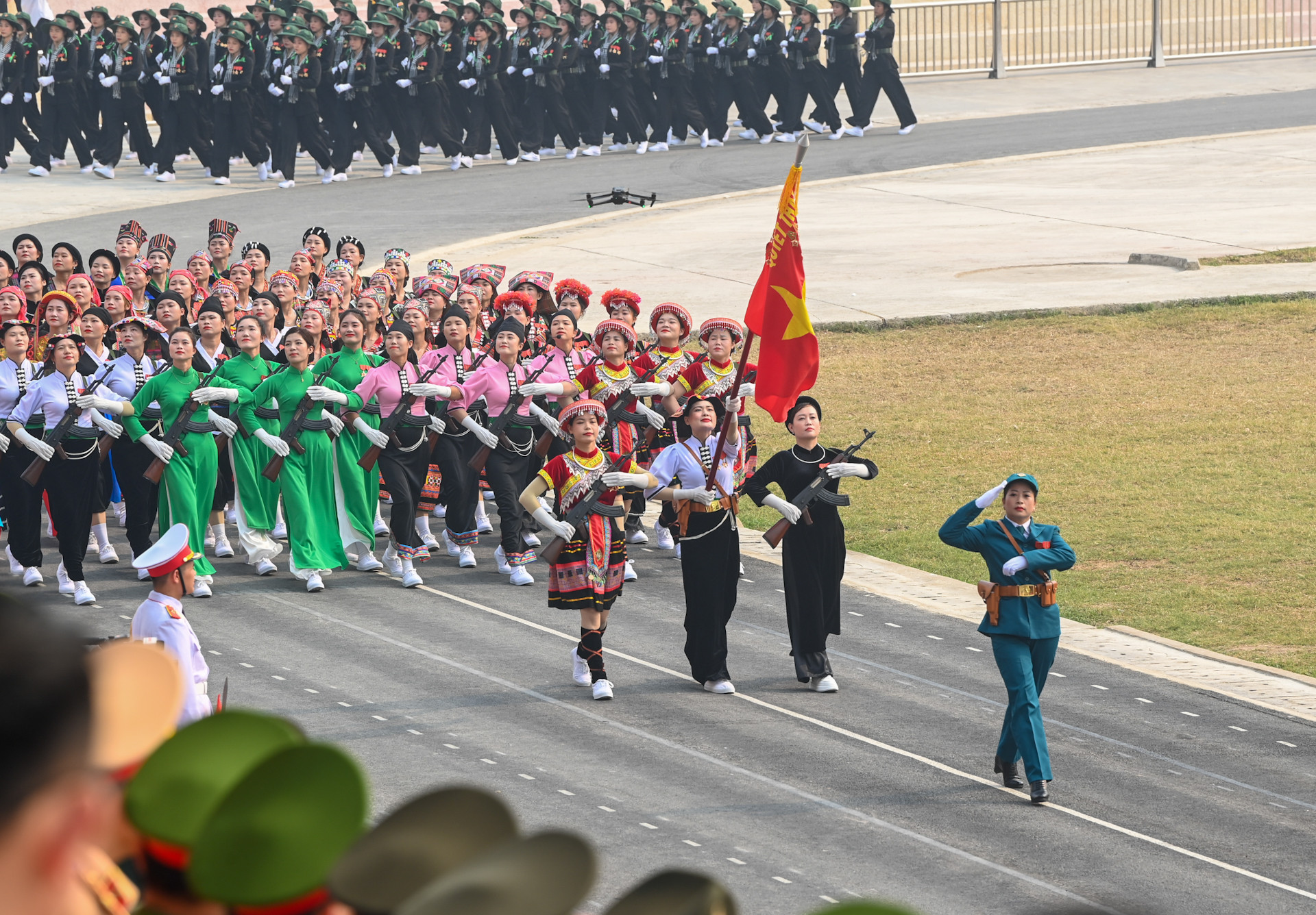 Khối nữ du kích các dân tộc Tây Bắc tiến qua lễ đài.
