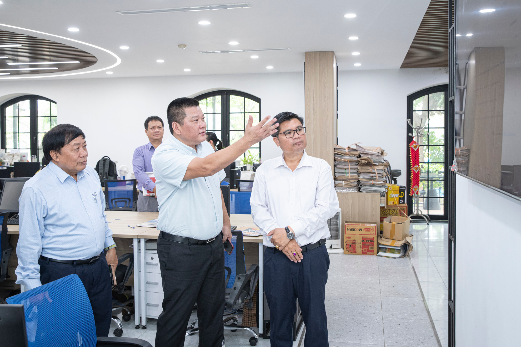 Đồng chí Nguyễn Ngọc Thanh, Trưởng Ban Nhân Dân điện tử, Báo Nhân Dân giới thiệu với các thành viên trong đoàn đại biểu Lào về Tòa soạn hội tụ Nhân Dân điện tử.