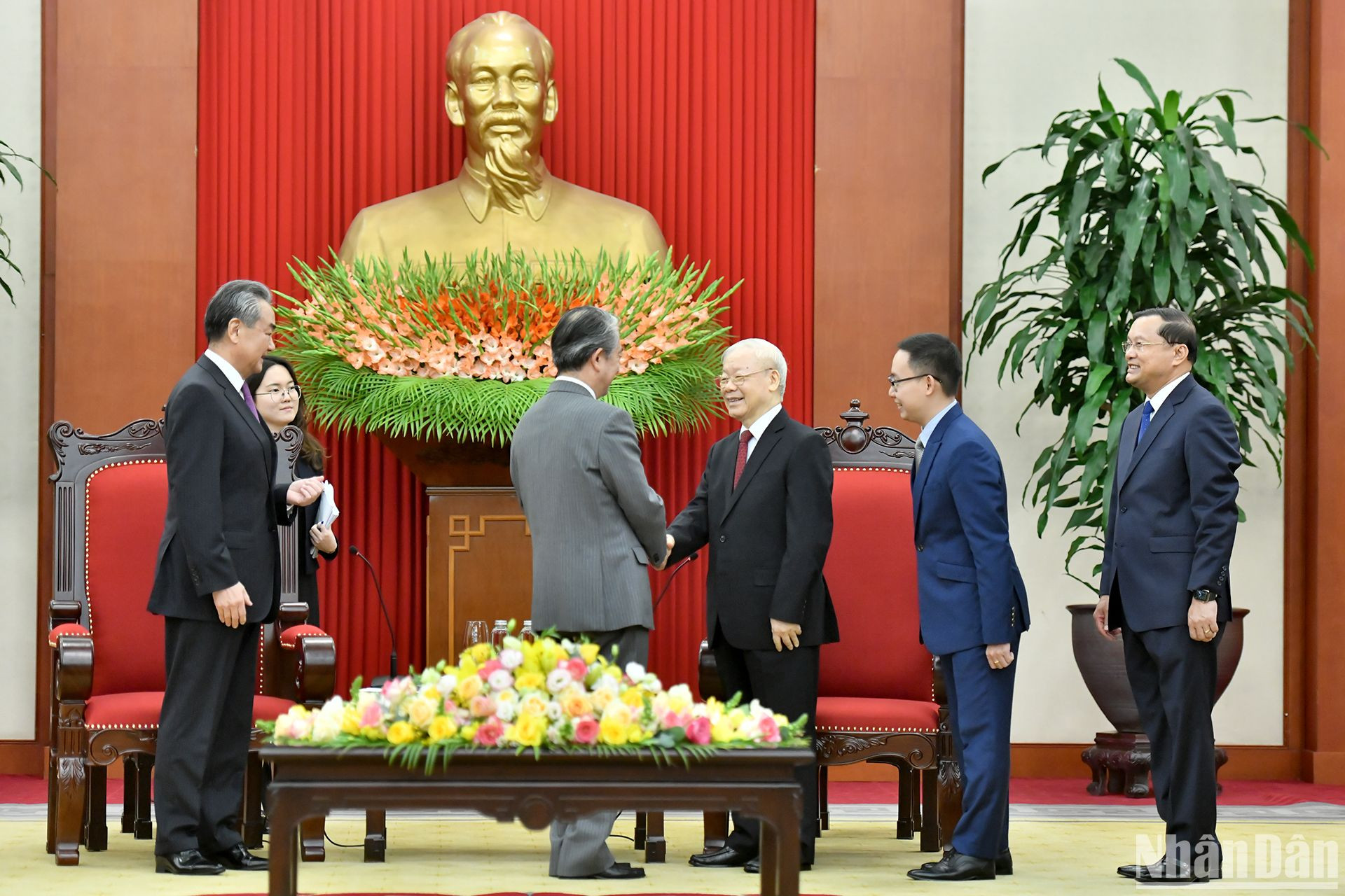 Tổng Bí thư Nguyễn Phú Trọng thăm hỏi các đại biểu đoàn Trung Quốc.