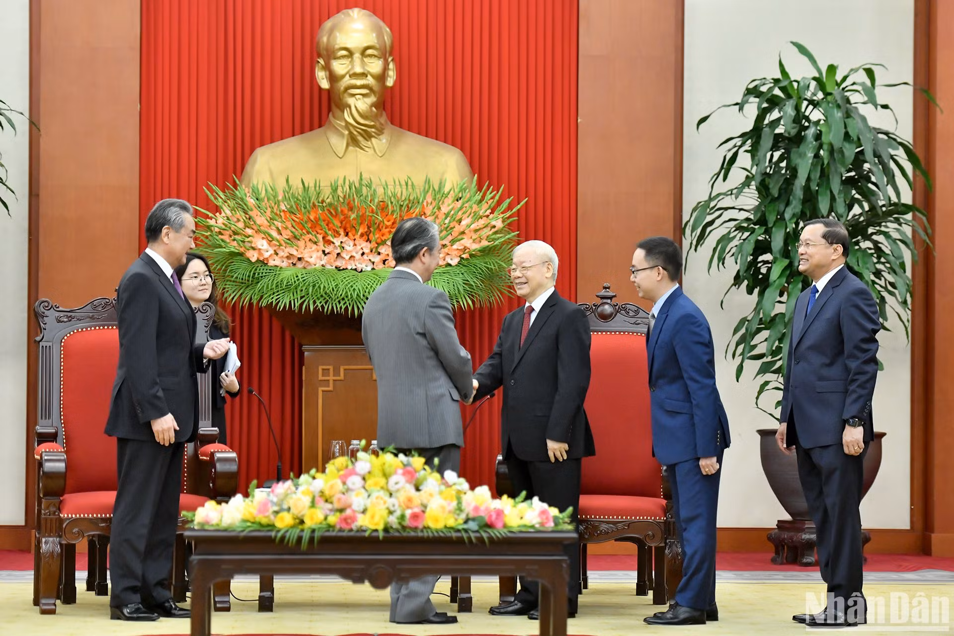 Tổng Bí thư Nguyễn Phú Trọng thăm hỏi các đại biểu đoàn Trung Quốc.