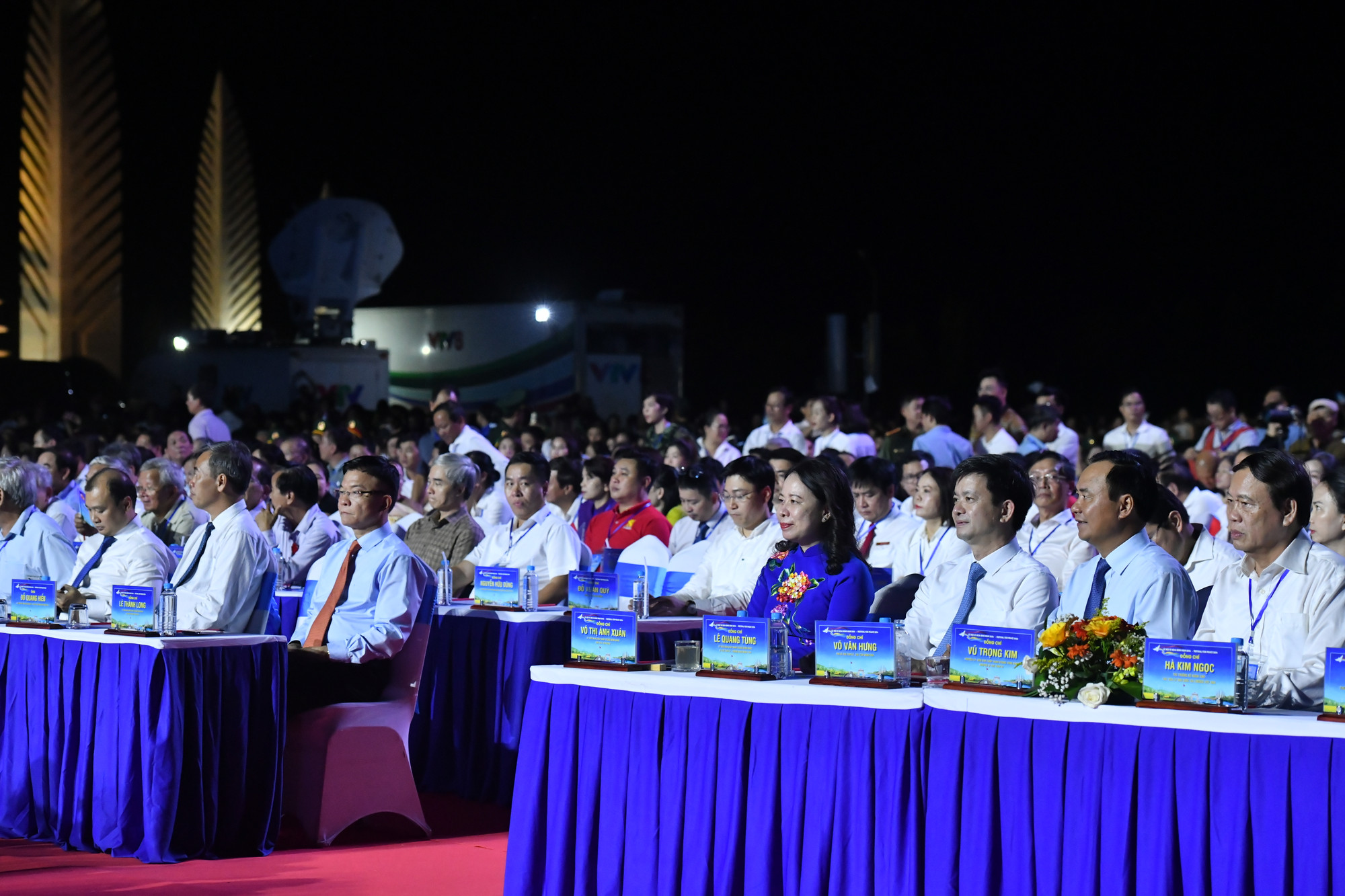 Các đồng chí lãnh đạo Đảng, Nhà nước và các đại biểu dự khai mạc Lễ hội Vì hòa bình 2024. (Ảnh: ĐĂNG KHOA)