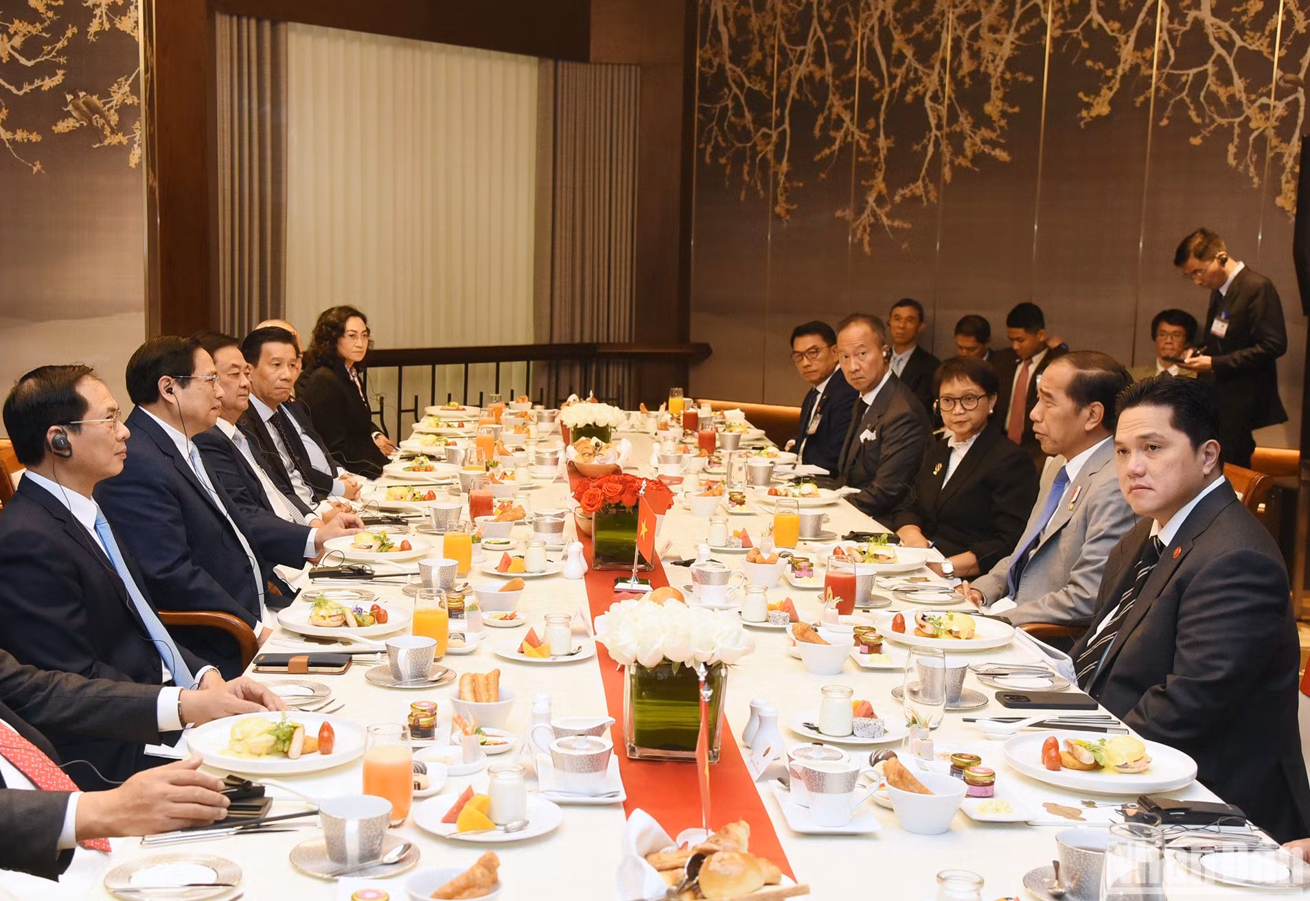 Thủ tướng Phạm Minh Chính và Tổng thống Indonesia cùng ăn sáng và trao đổi về các vấn đề hai bên cùng quan tâm.