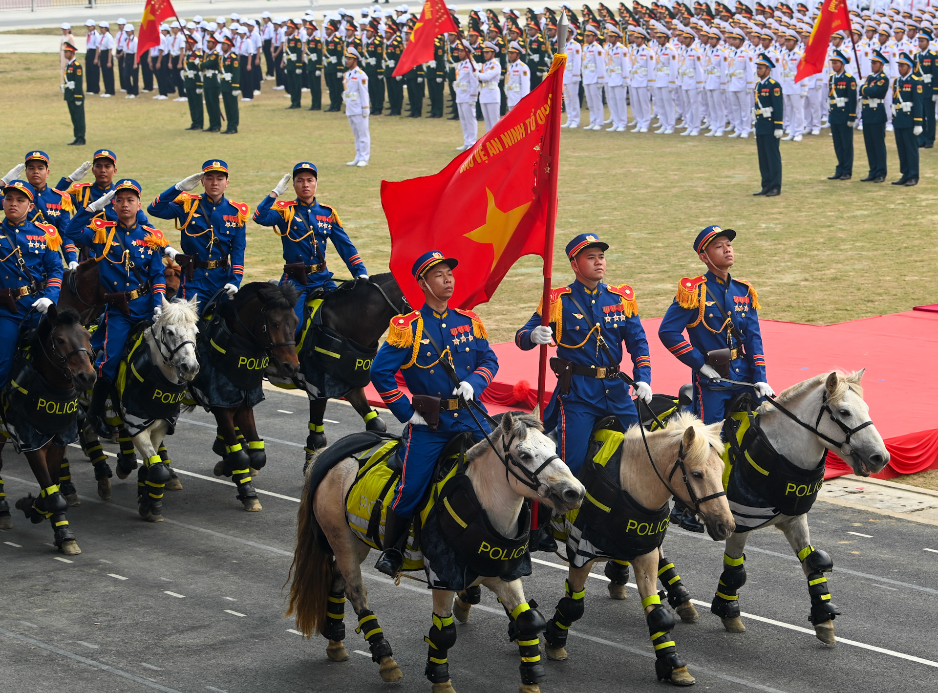 Khối kỵ binh tiến qua lễ đài.