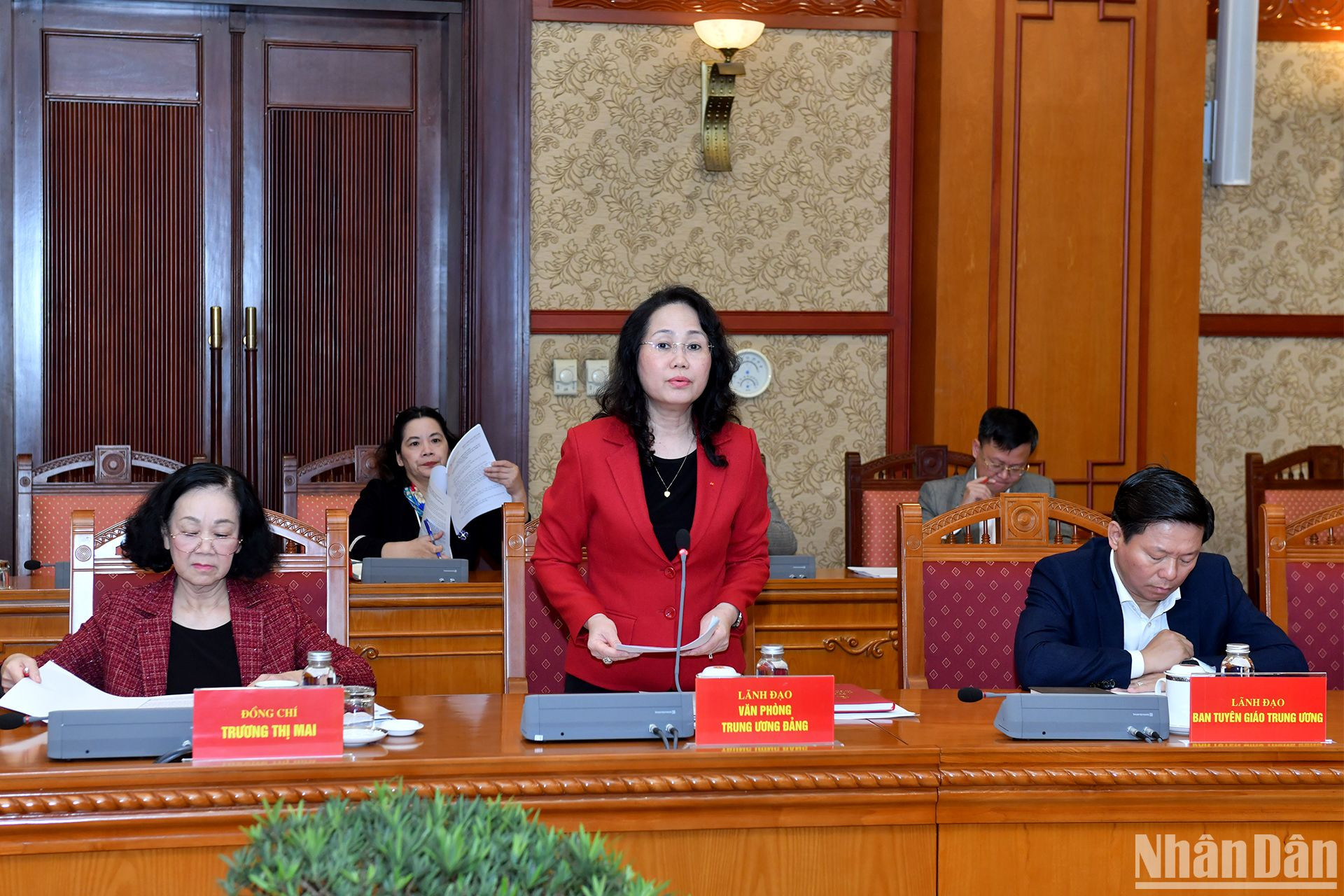 Phó Chánh Văn phòng Thường trực Văn phòng Trung ương Đảng Lâm Thị Phương Thanh trình bày báo cáo tại hội nghị. Phó Chánh Văn phòng Thường trực Văn phòng Trung ương Đảng Lâm Thị Phương Thanh trình bày báo cáo tại hội nghị.