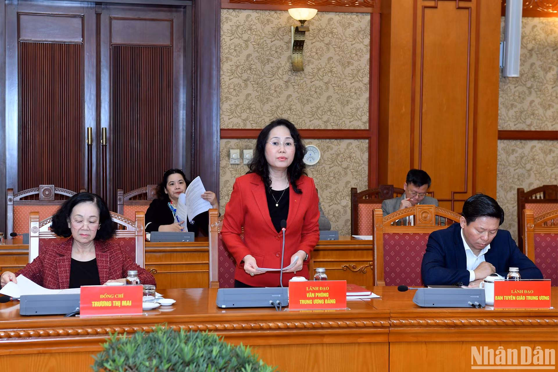 Phó Chánh Văn phòng Thường trực Văn phòng Trung ương Đảng Lâm Thị Phương Thanh trình bày báo cáo tại hội nghị.