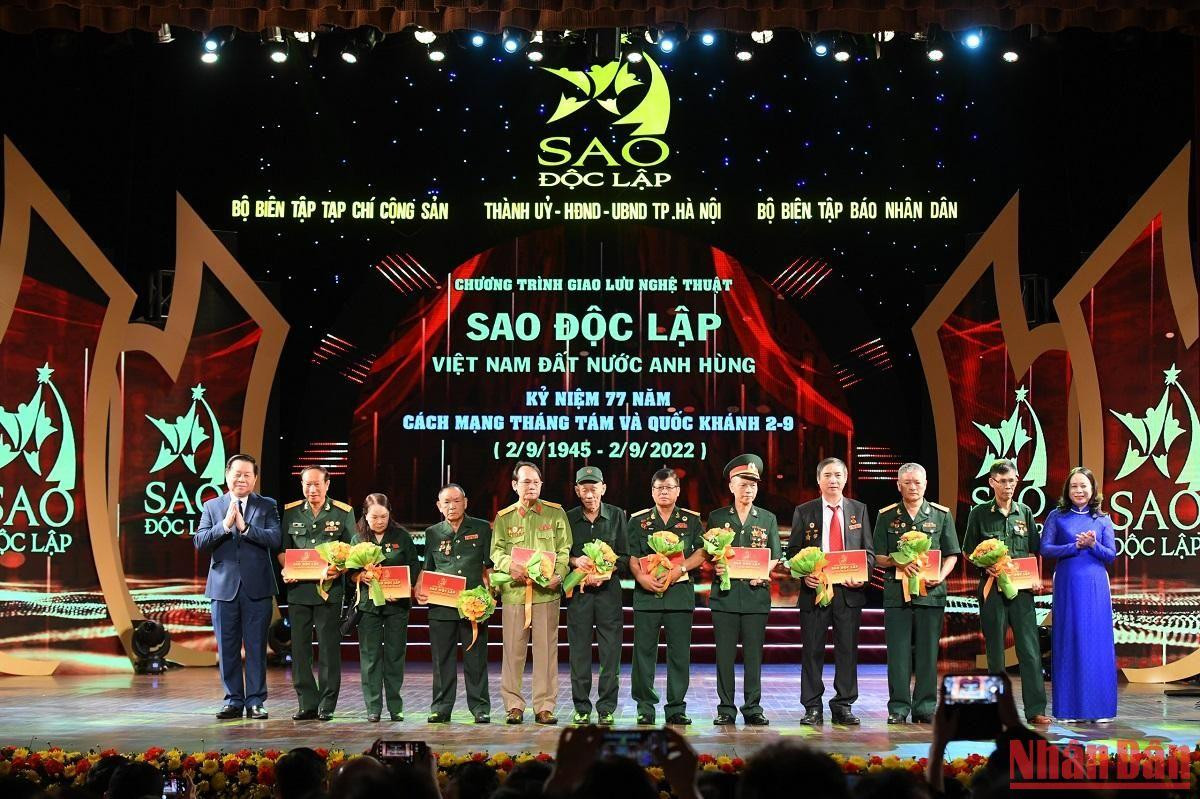 Bí thư Trung ương Đảng, Trưởng Ban Tuyên giáo Trung ương Nguyễn Trọng Nghĩa và Ủy viên Trung ương Đảng, Phó Chủ tịch nước Võ Thị Ánh Xuân trao quà tặng các bậc lão thành cách mạng. (Ảnh: THÀNH ĐẠT)