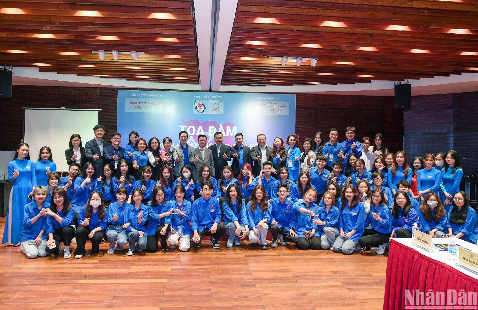 Các đại biểu chụp ảnh cùng các đoàn viên, thanh niên tại tọa đàm.