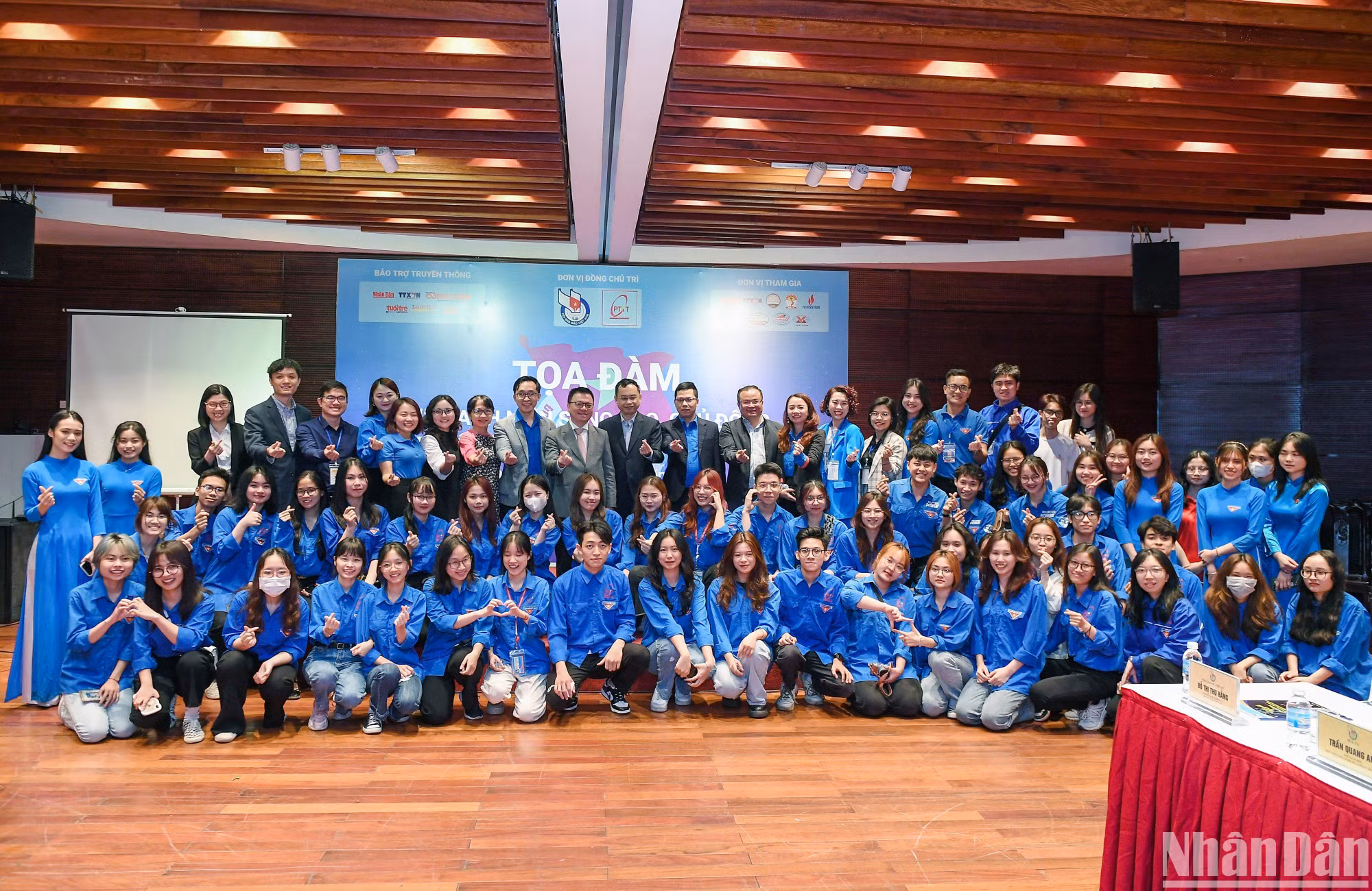 Các đại biểu chụp ảnh cùng các đoàn viên, thanh niên tại tọa đàm.