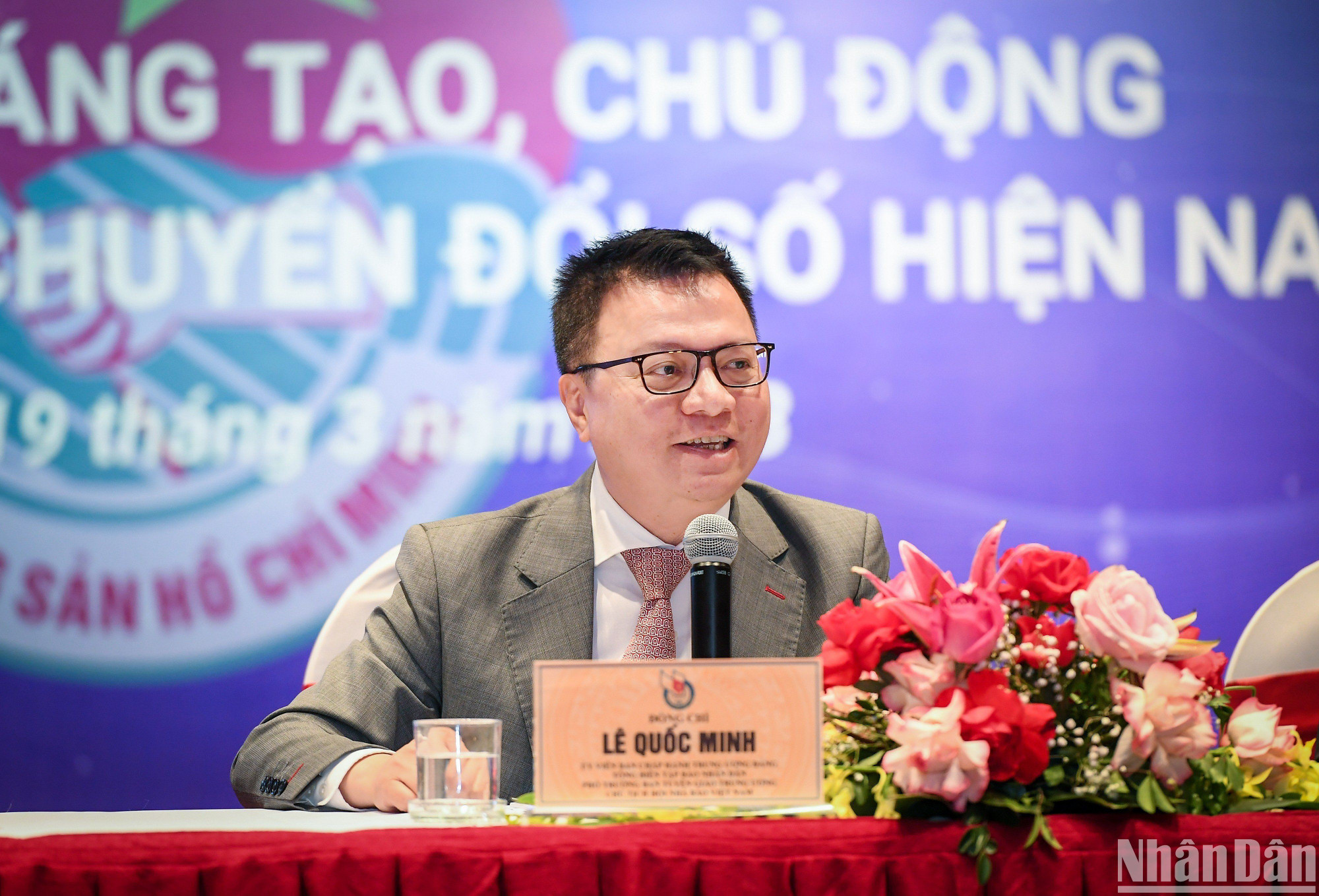 Nhấn mạnh chuyển đổi số từ lý thuyết đến thực tiễn là một chặng đường dài, nhà báo Lê Quốc Minh cho rằng cần phải bắt tay vào làm mới biết chỗ nào được, chỗ nào chưa được, chỗ nào thất bại, chỗ nào thành công. “Chưa làm mà đã chê là tư duy mà giới trẻ cần tránh” - Chủ tịch Hội Nhà báo Việt Nam nói.