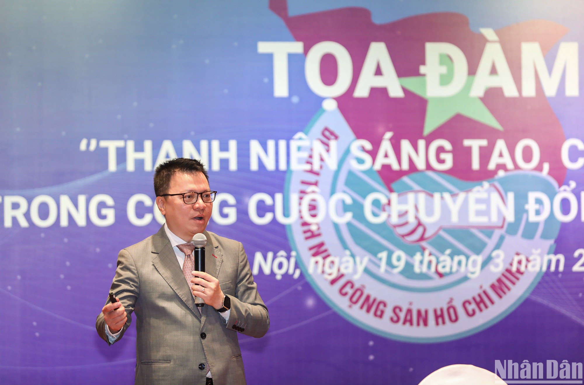 Chia sẻ tại tọa đàm, nhà báo Lê Quốc Minh đã cung cấp cho các đoàn viên, thanh niên những thông tin tổng quan về chuyển đổi số, khẳng định chuyển đổi số là nói đến con người chứ không phải công nghệ, trong đó vai trò người dẫn đầu là rất quan trọng, quyết định thành công của chuyển đổi số.