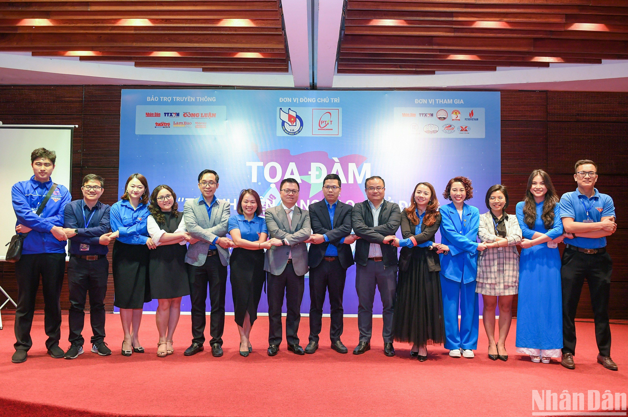 Các đại biểu chụp ảnh lưu niệm tại tọa đàm.