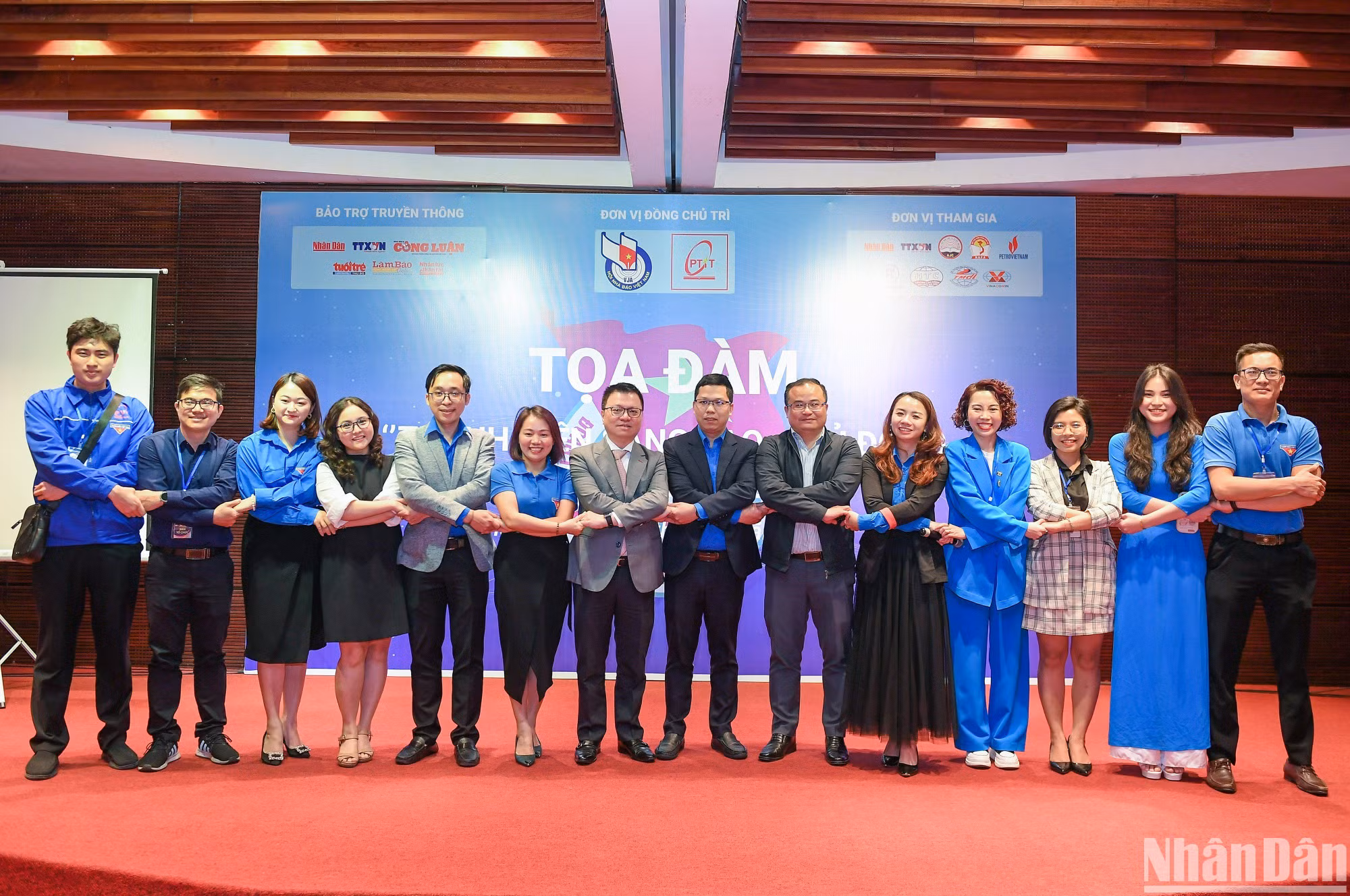 Các đại biểu chụp ảnh lưu niệm tại tọa đàm.